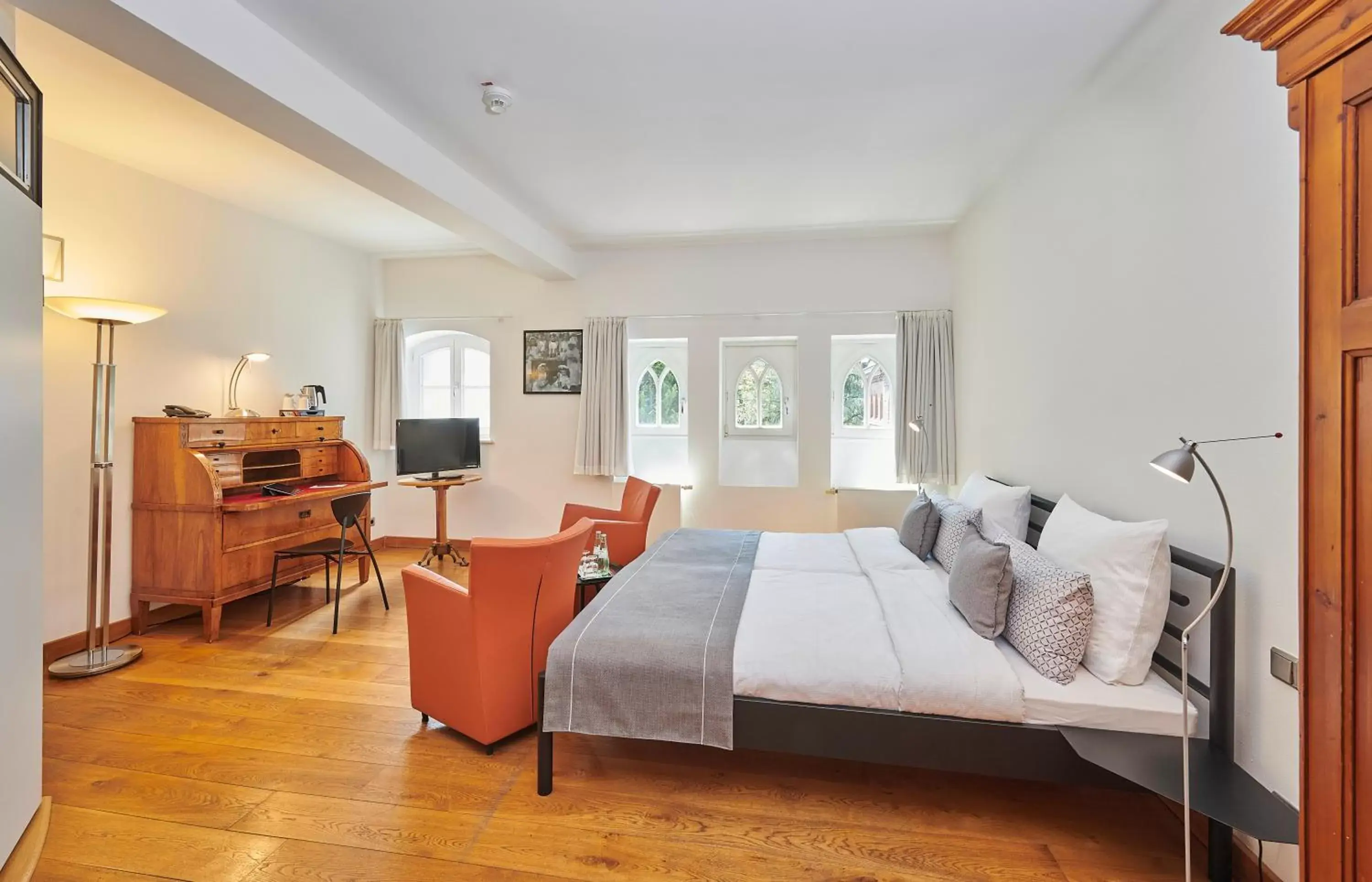 Photo of the whole room, Bed in Hotel Mutterhaus Düsseldorf Photo of the whole room, Bed in Hotel Mutterhaus Düsseldorf