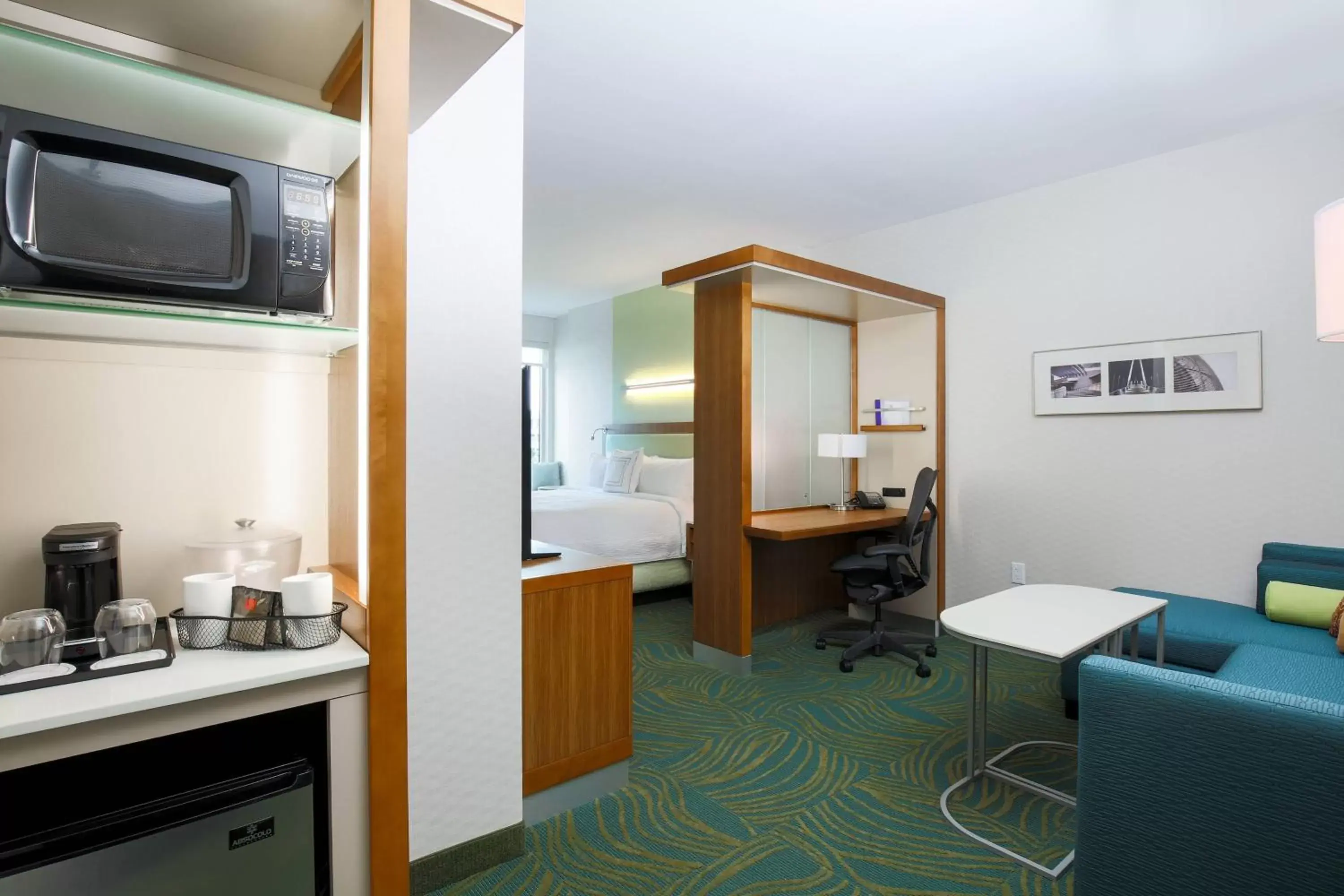 Living room, TV/Entertainment Center in SpringHill Suites by Marriott San Jose Airport