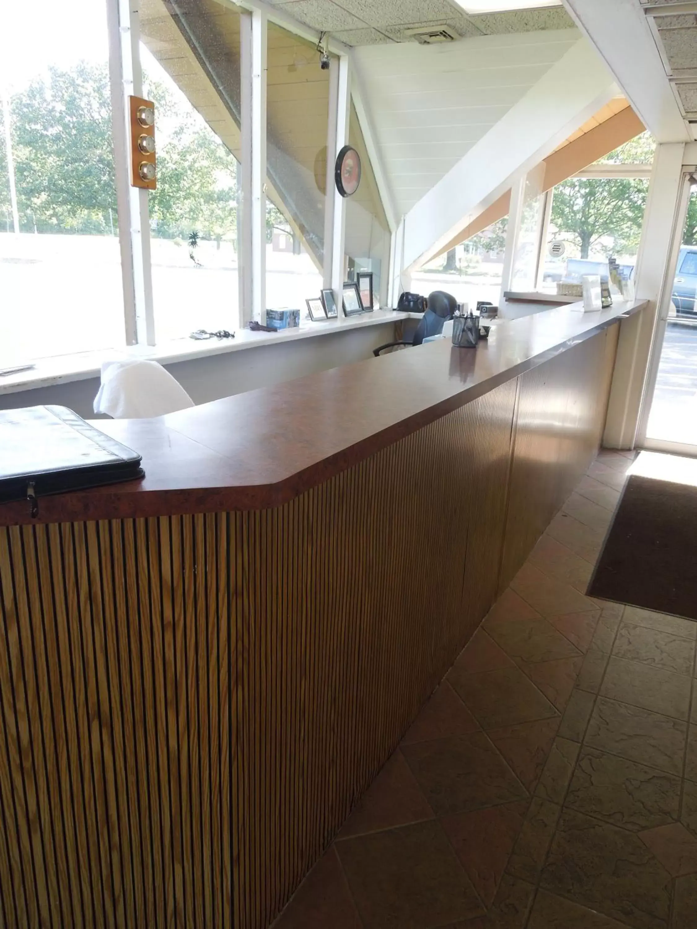 Lobby or reception, Kitchen/Kitchenette in Crystal Inn - Neptune