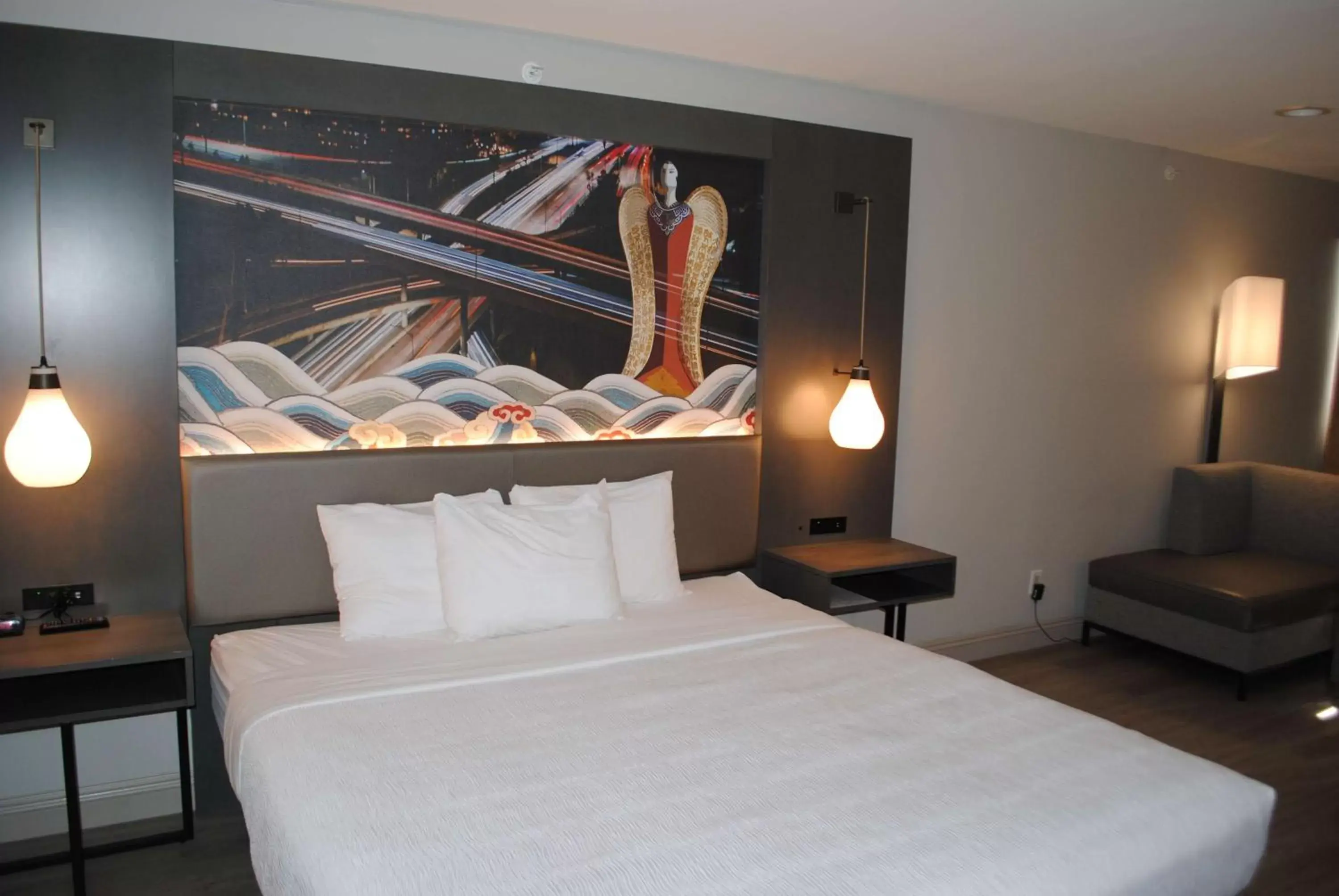 Bedroom, Bed in Aiden Los Angeles Downtown Dragon Gate Inn Bedroom, Bed in Aiden Los Angeles Downtown Dragon Gate Inn