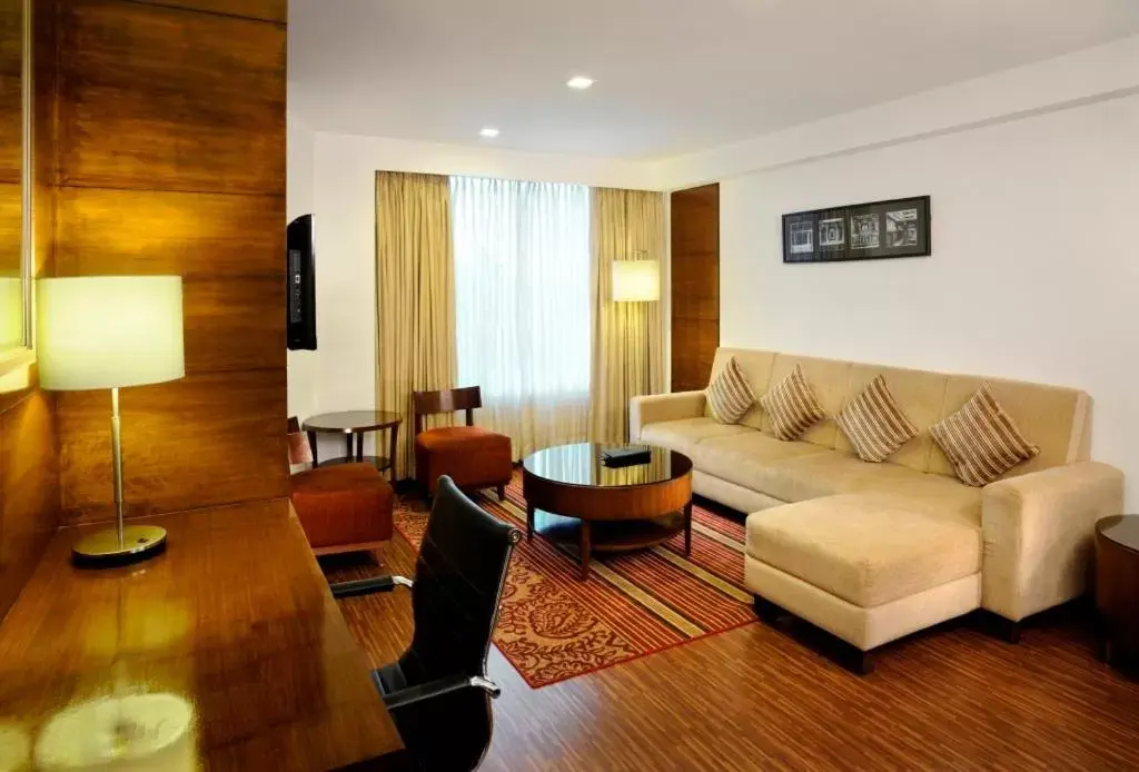 Living room, Seating Area in Four Points by Sheraton Ahmedabad