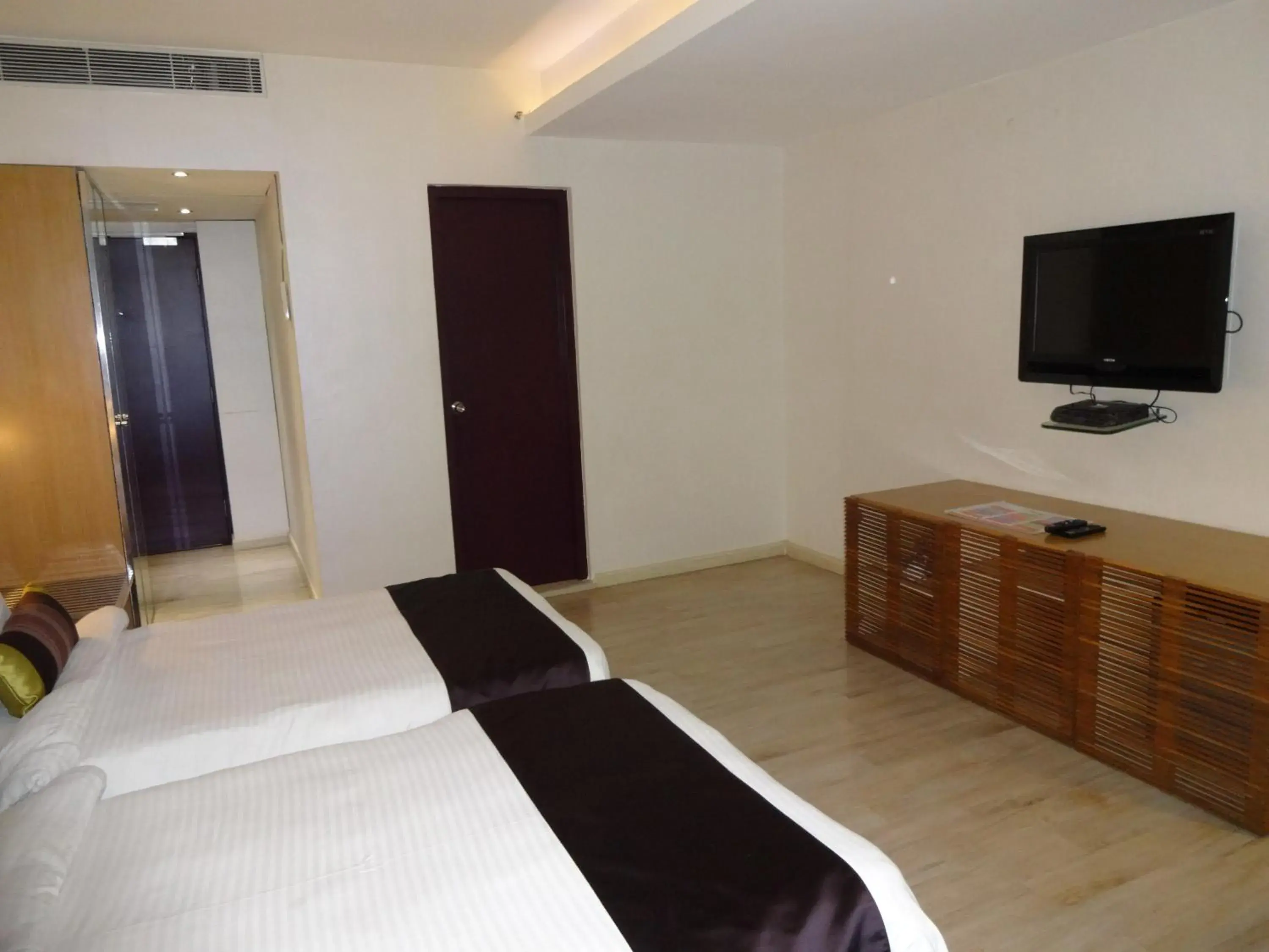 Bedroom, TV/Entertainment Center in The Purple Leaf Hotels