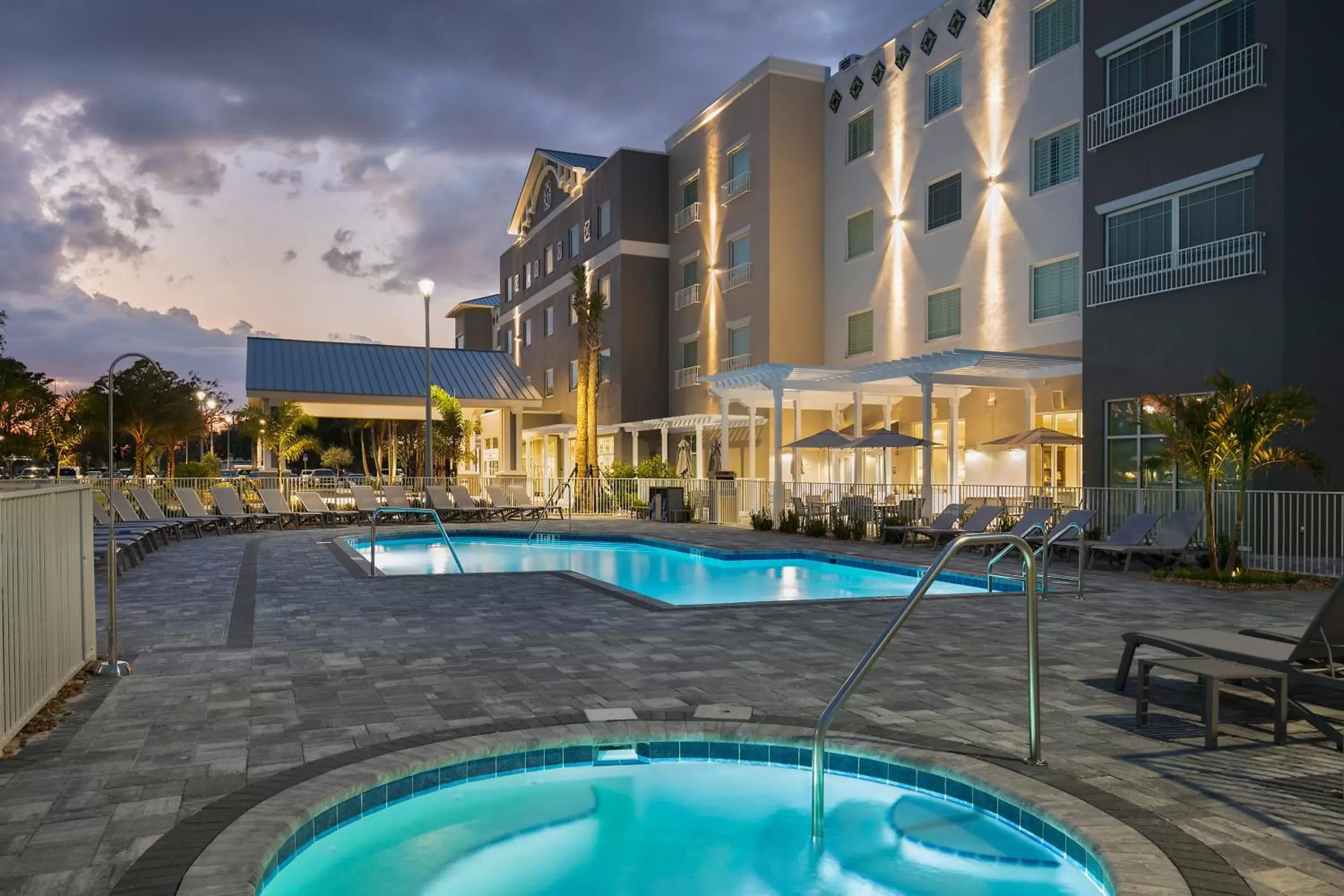 Swimming pool in Carlisle Inn Sarasota