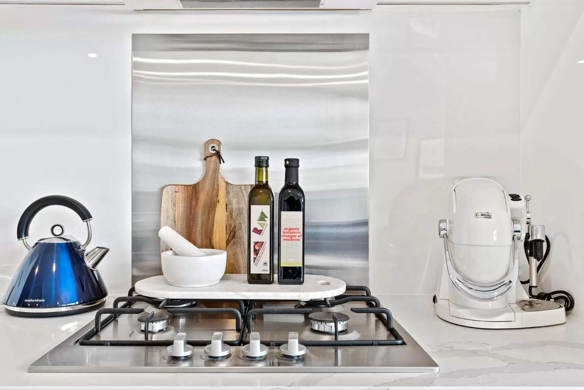 Coffee/tea facilities, Kitchen/Kitchenette in The Hamptons Apartments - Port Melbourne