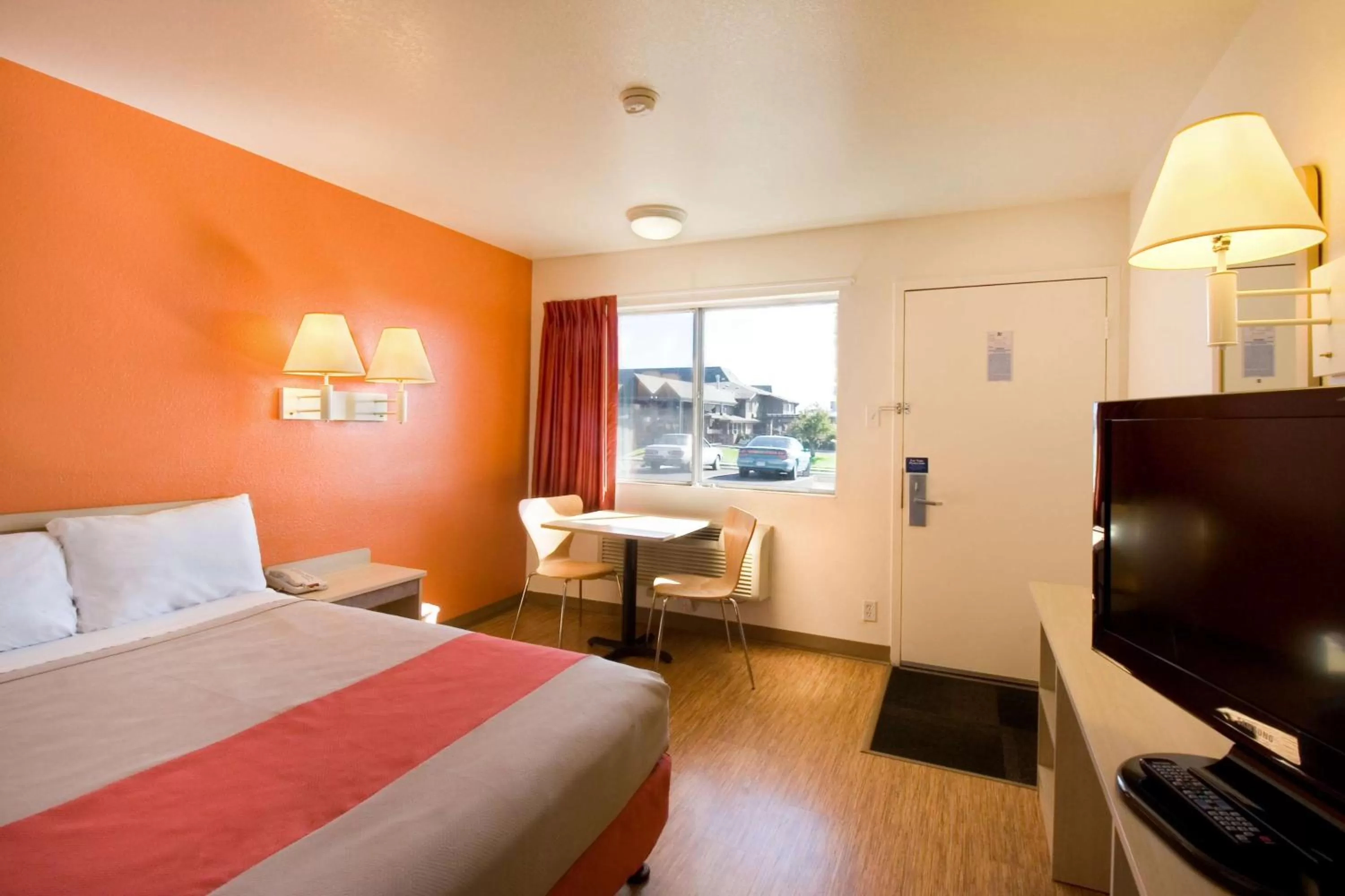 TV and multimedia, Bed in Motel 6-Pendleton, OR