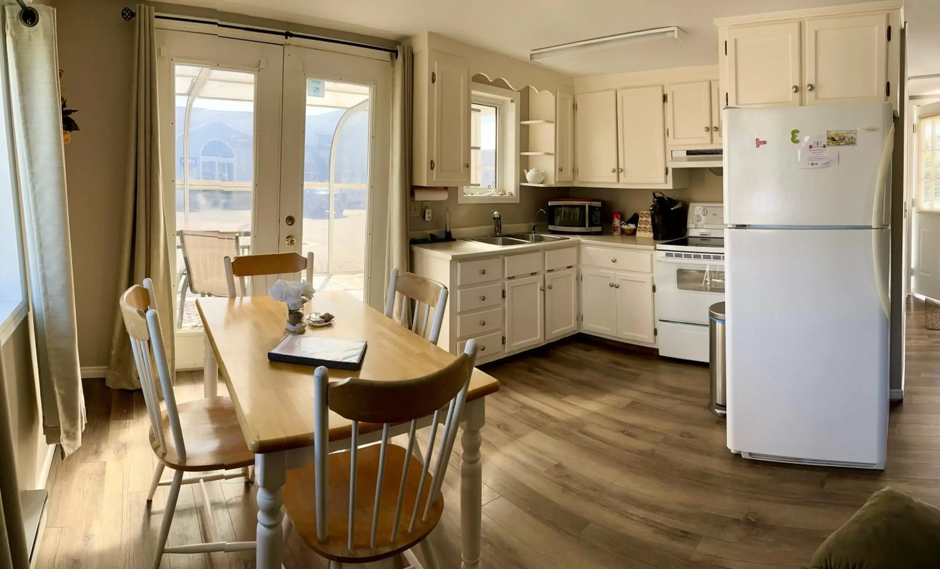 Kitchen/Kitchenette in Alma Shore Lane Suites & Cottages