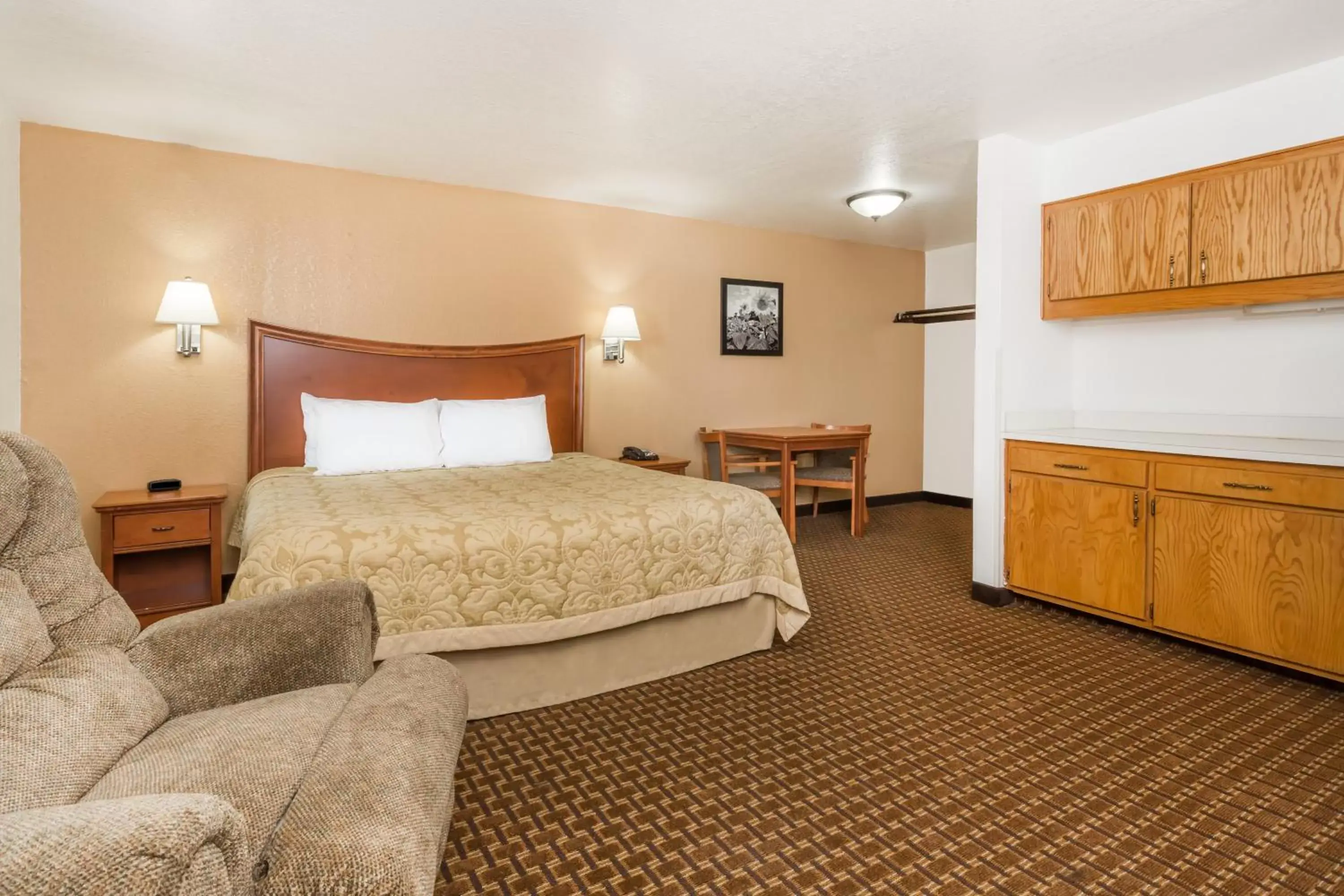 Photo of the whole room, Bed in Super 8 by Wyndham Goodland