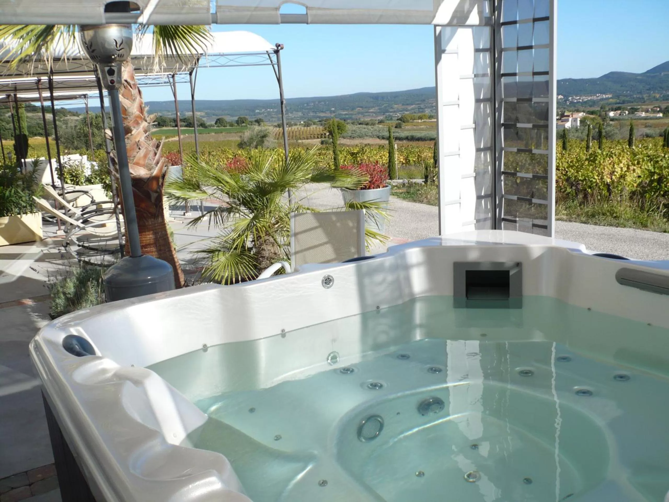 Hot Tub in Château de Valloubière