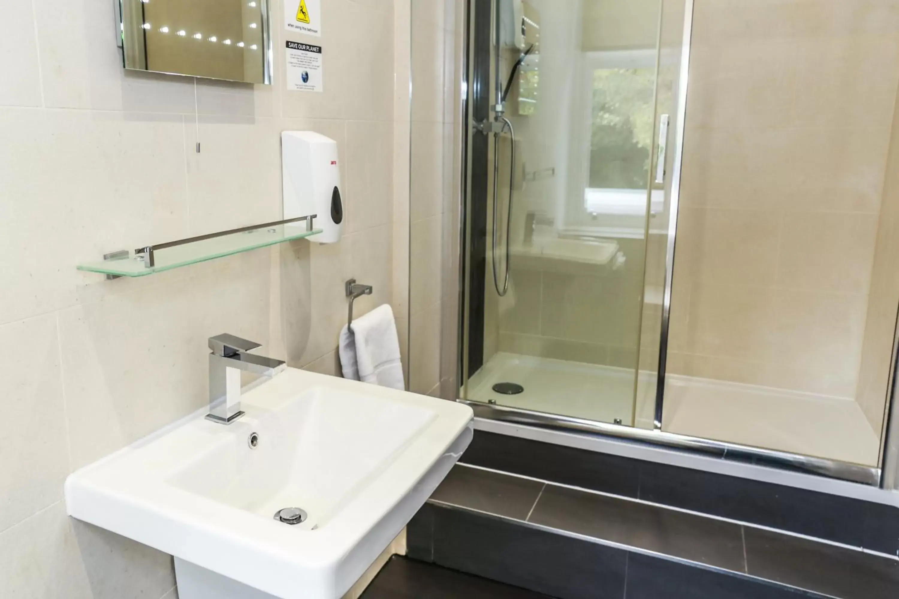 Bathroom in Flexistay Leicester Gable Aparthotel