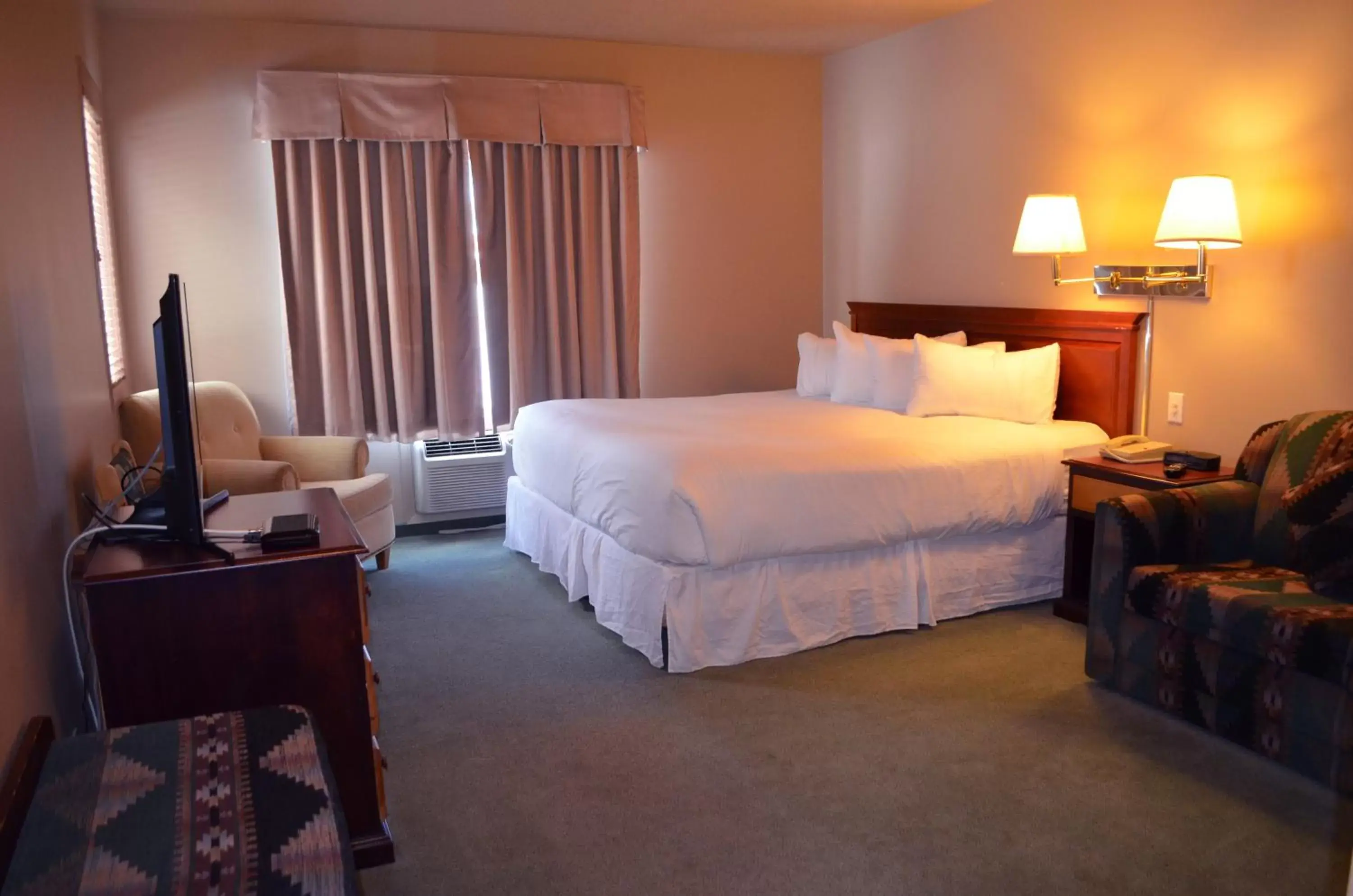 Bed in Waterton Lakes Lodge Resort