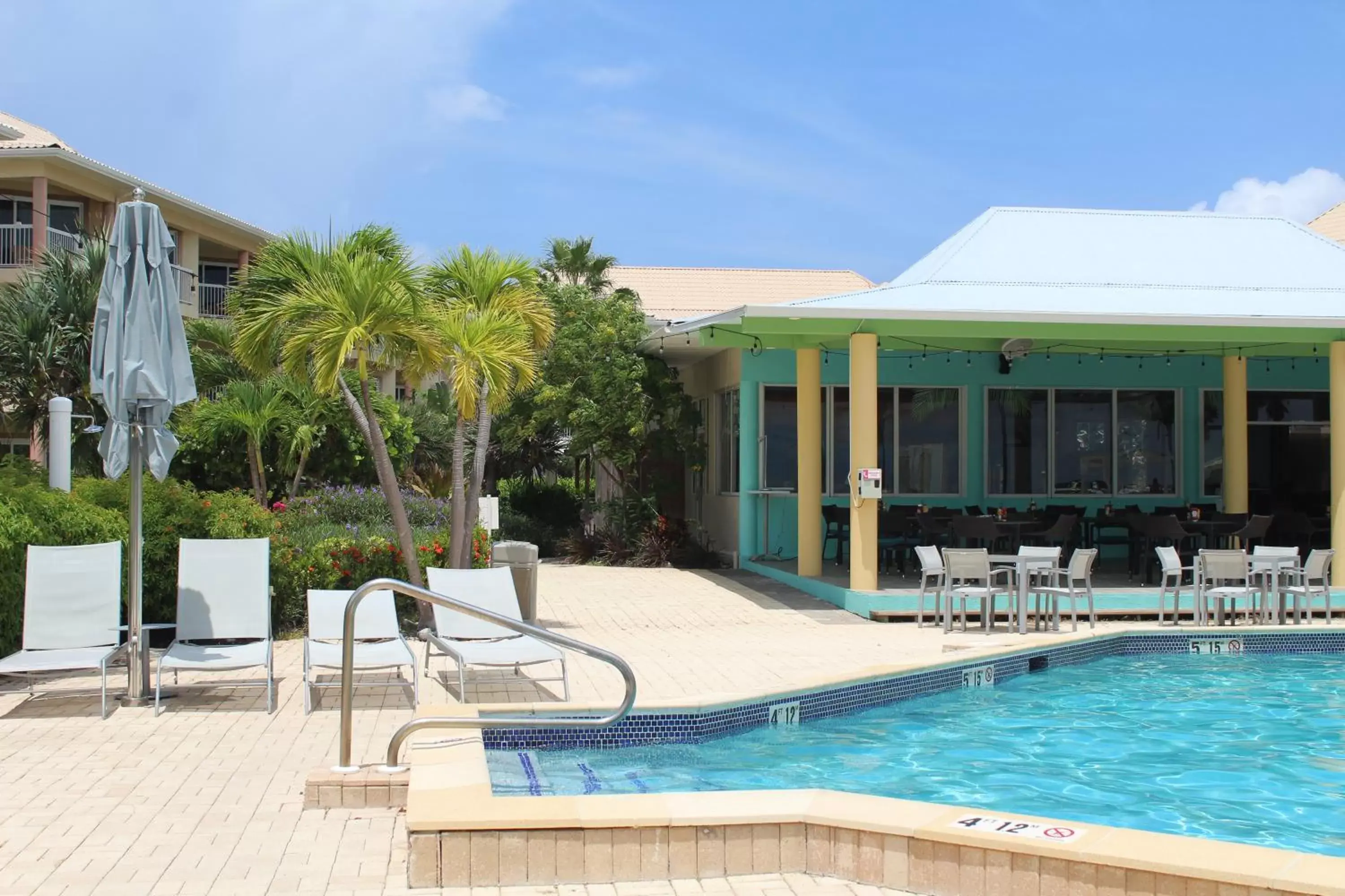 Restaurant/places to eat, Swimming Pool in Holiday Inn Resort Grand Cayman, an IHG Hotel