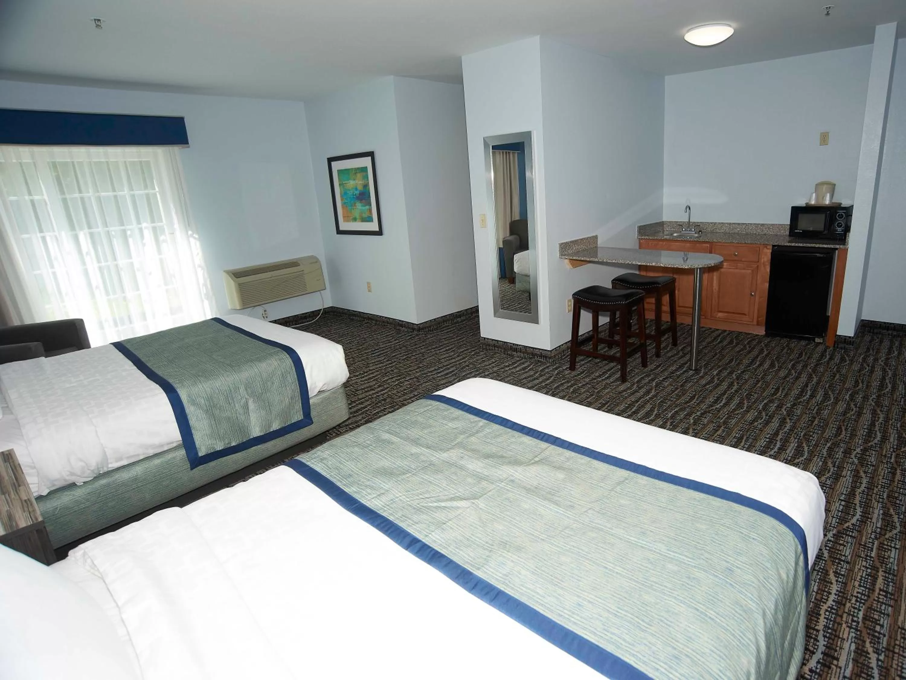 Kitchen or kitchenette, Bed in Sandwich Lodge & Resort