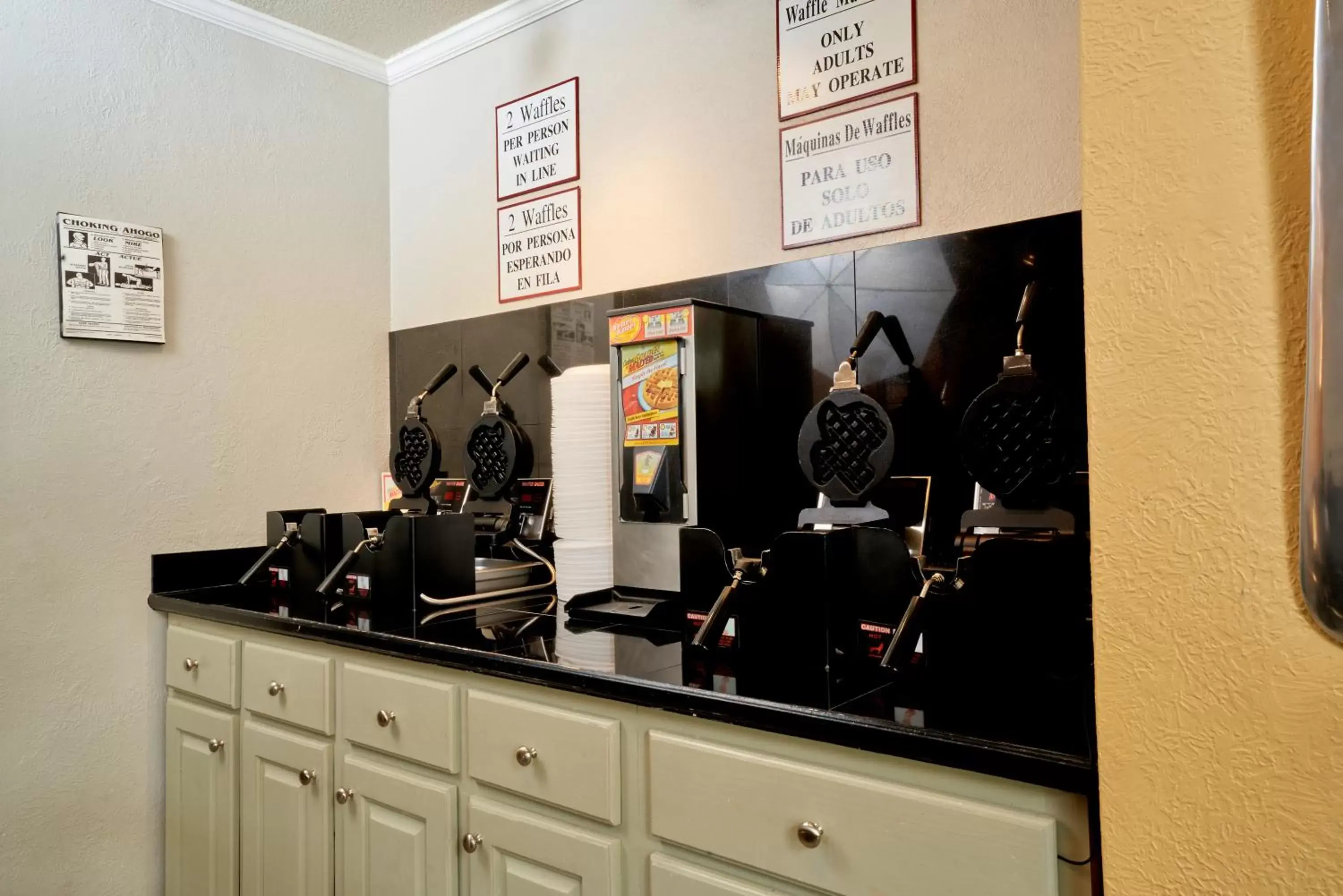 Kitchen/Kitchenette in Family Garden Inn & Suites