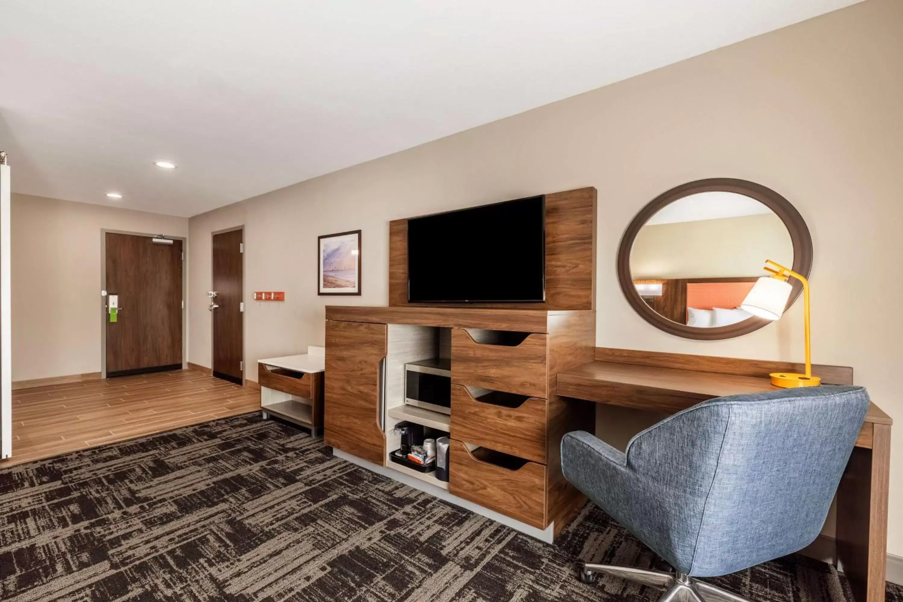 Bedroom, TV/Entertainment Center in Hampton Inn & Suites Benton Harbor, MI