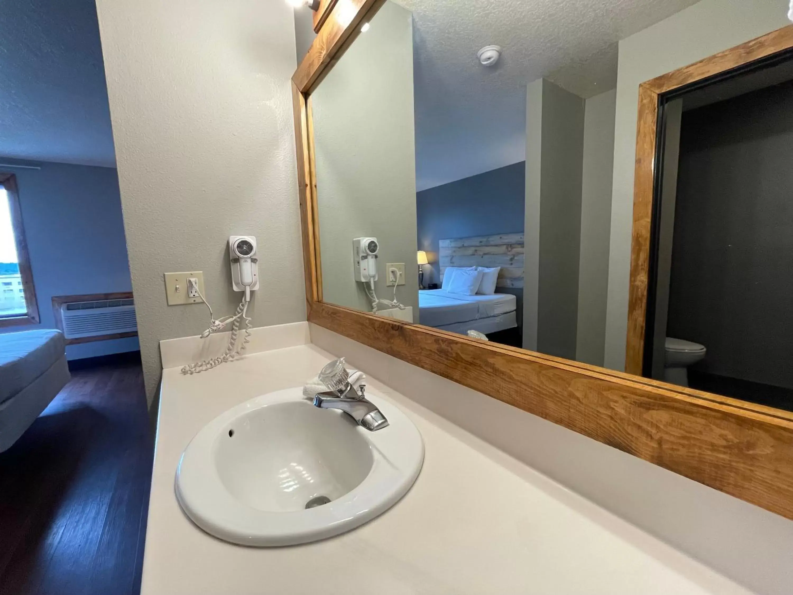 Bathroom in Sunnyside Inn and Suites