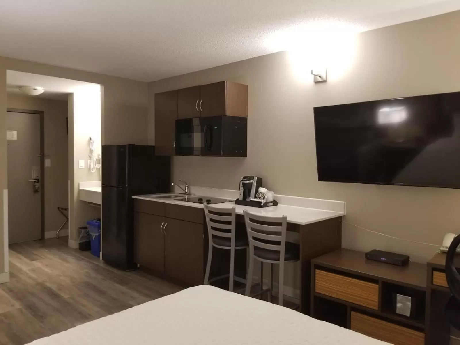 TV and multimedia, Bed in Super 8 by Wyndham Winnipeg West