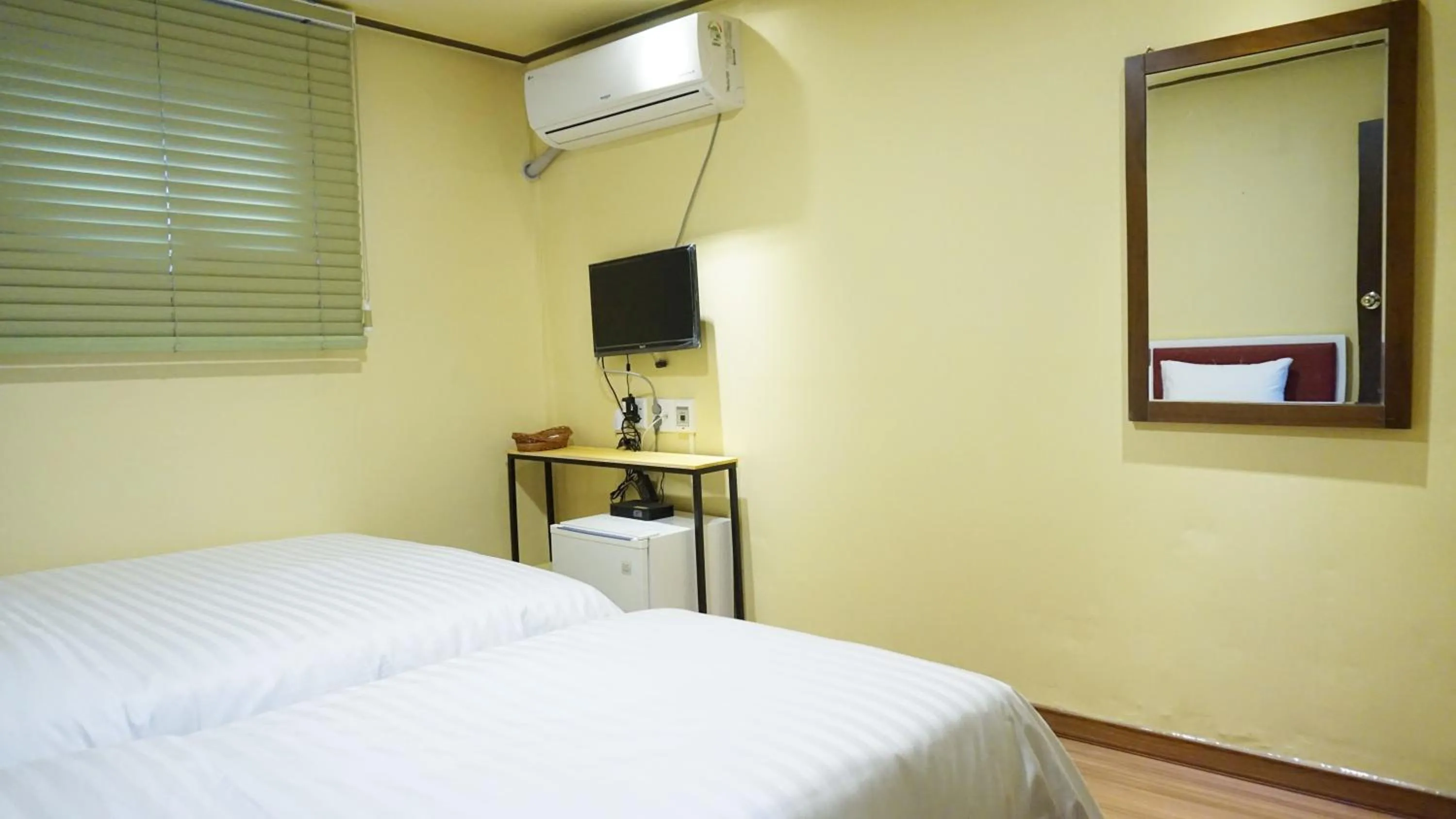 Standard Triple Room with Private Bathroom in Myeongdong Guesthouse Como
