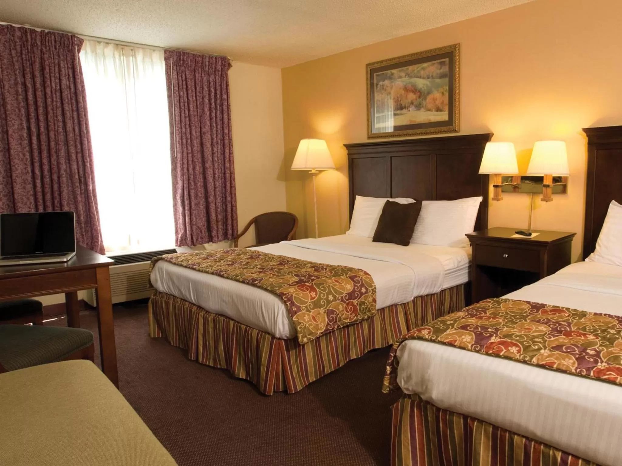 Bedroom, Bed in Lamplighter Inn-South