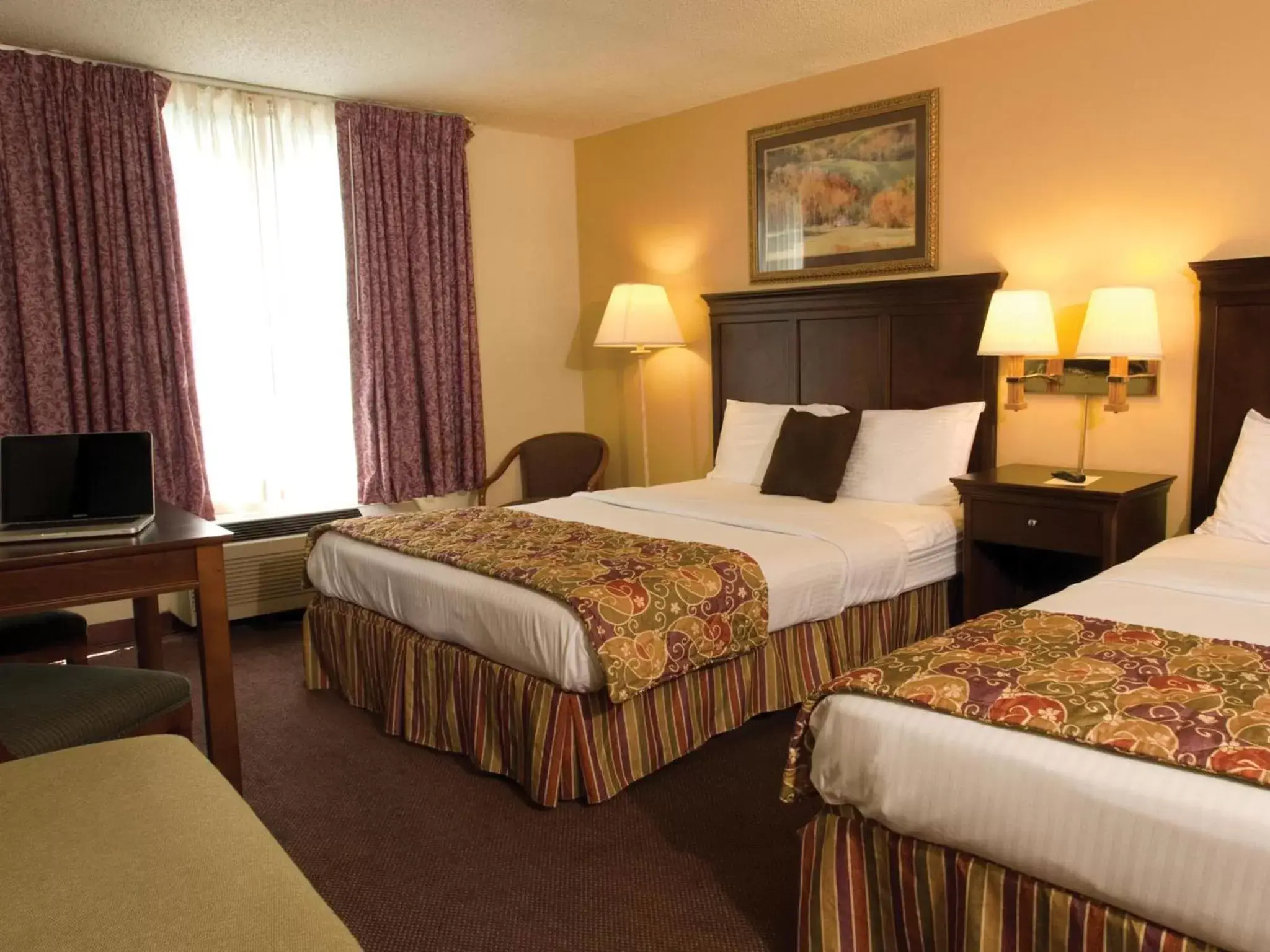 Bedroom, Bed in Lamplighter Inn-South Bedroom, Bed in Lamplighter Inn-South