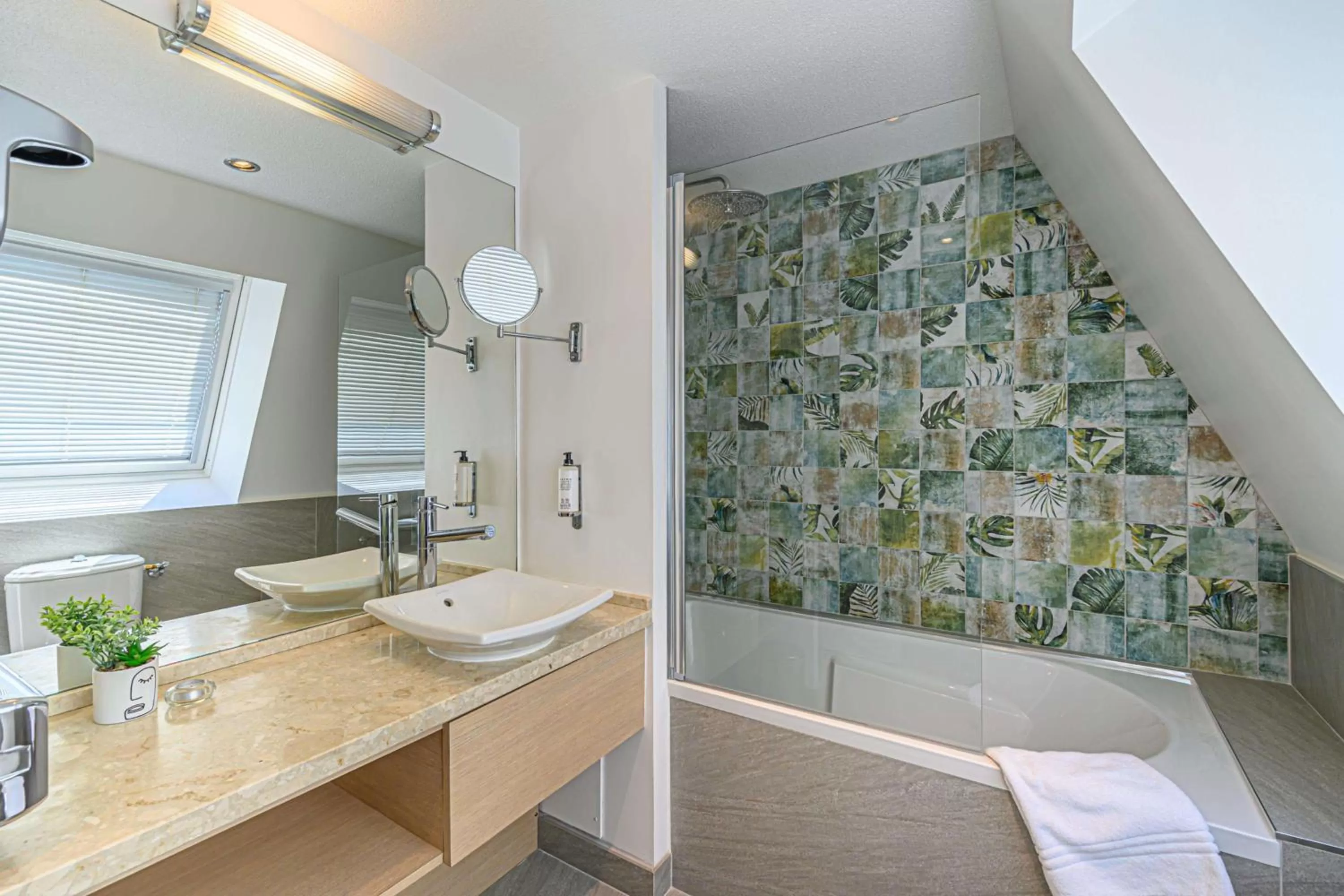 Bathroom in Best Western Plus Hôtel Vannes Centre Ville