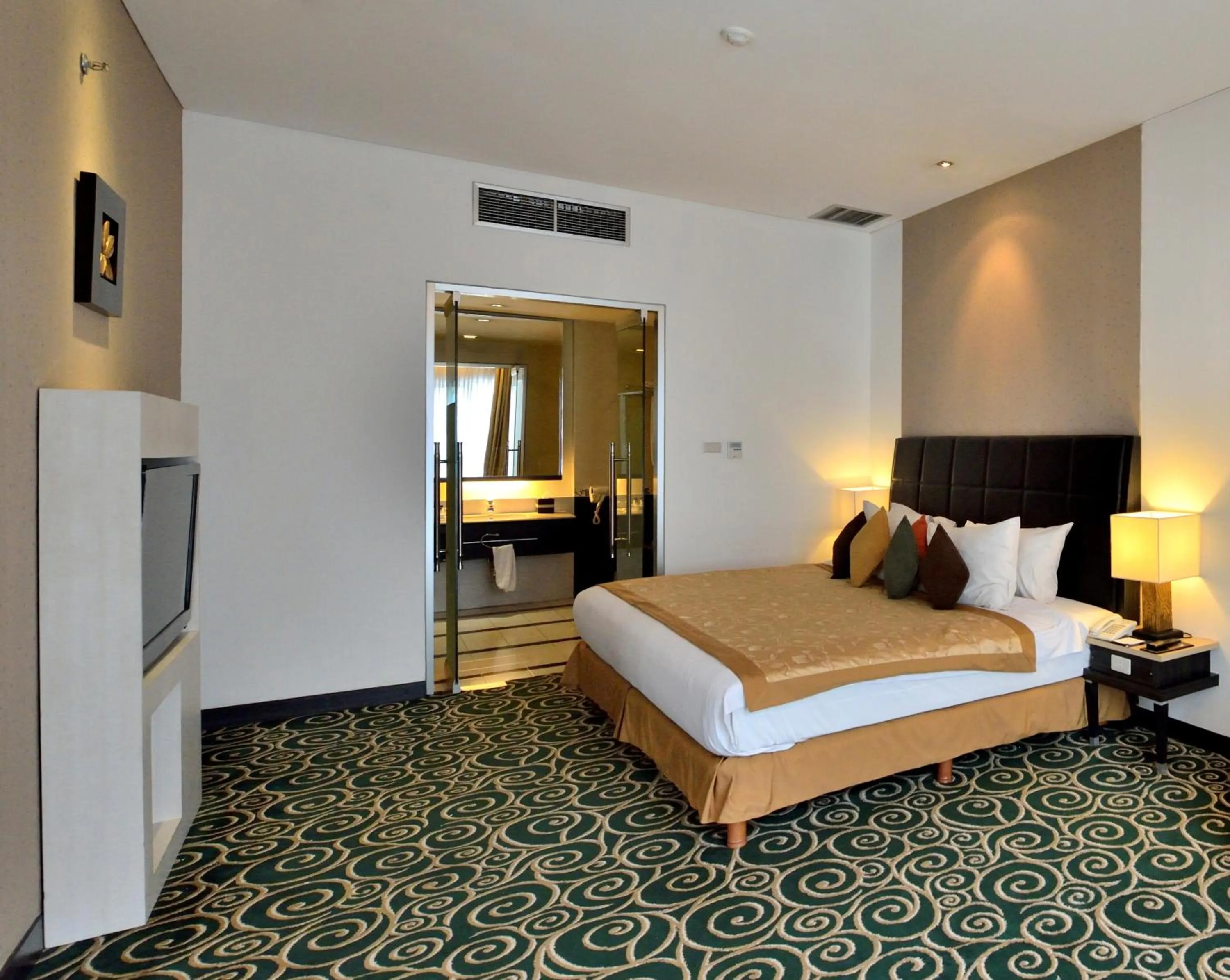 Photo of the whole room, Bed in Golden Flower by KAGUM Hotels