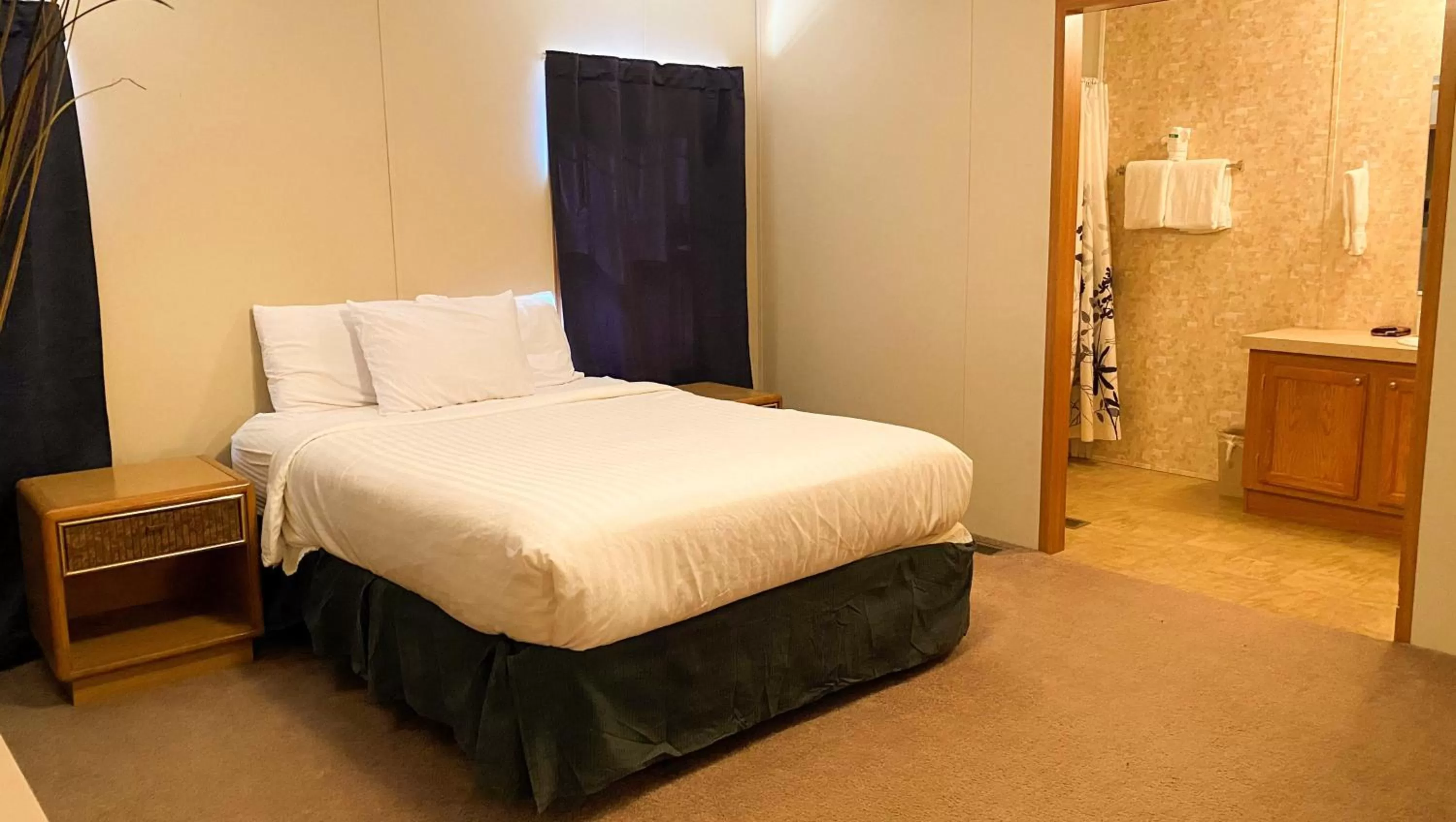 Photo of the whole room, Bed in Ticaboo Lodge