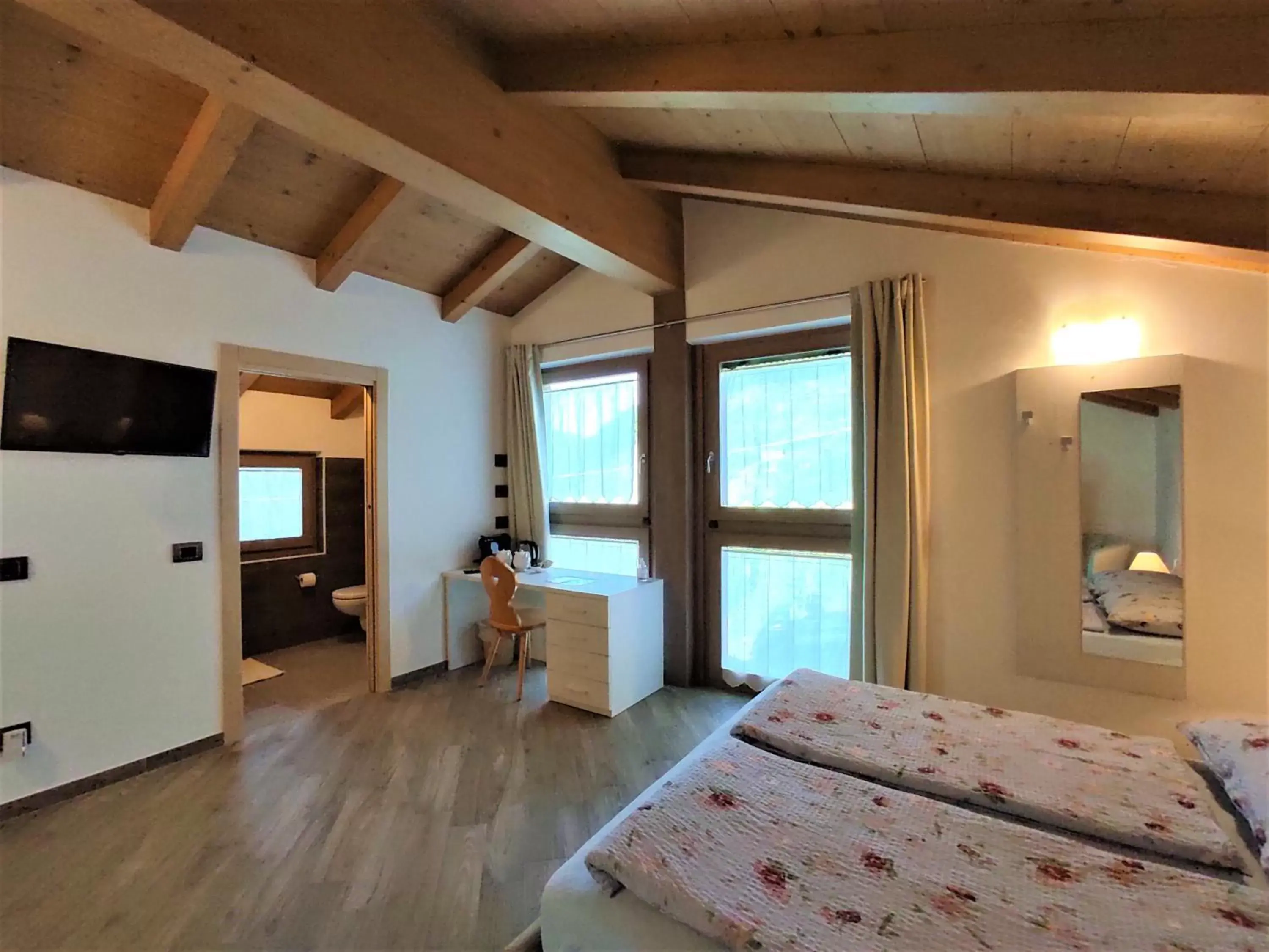 Photo of the whole room, TV/Entertainment Center in B&B Il Germoglio