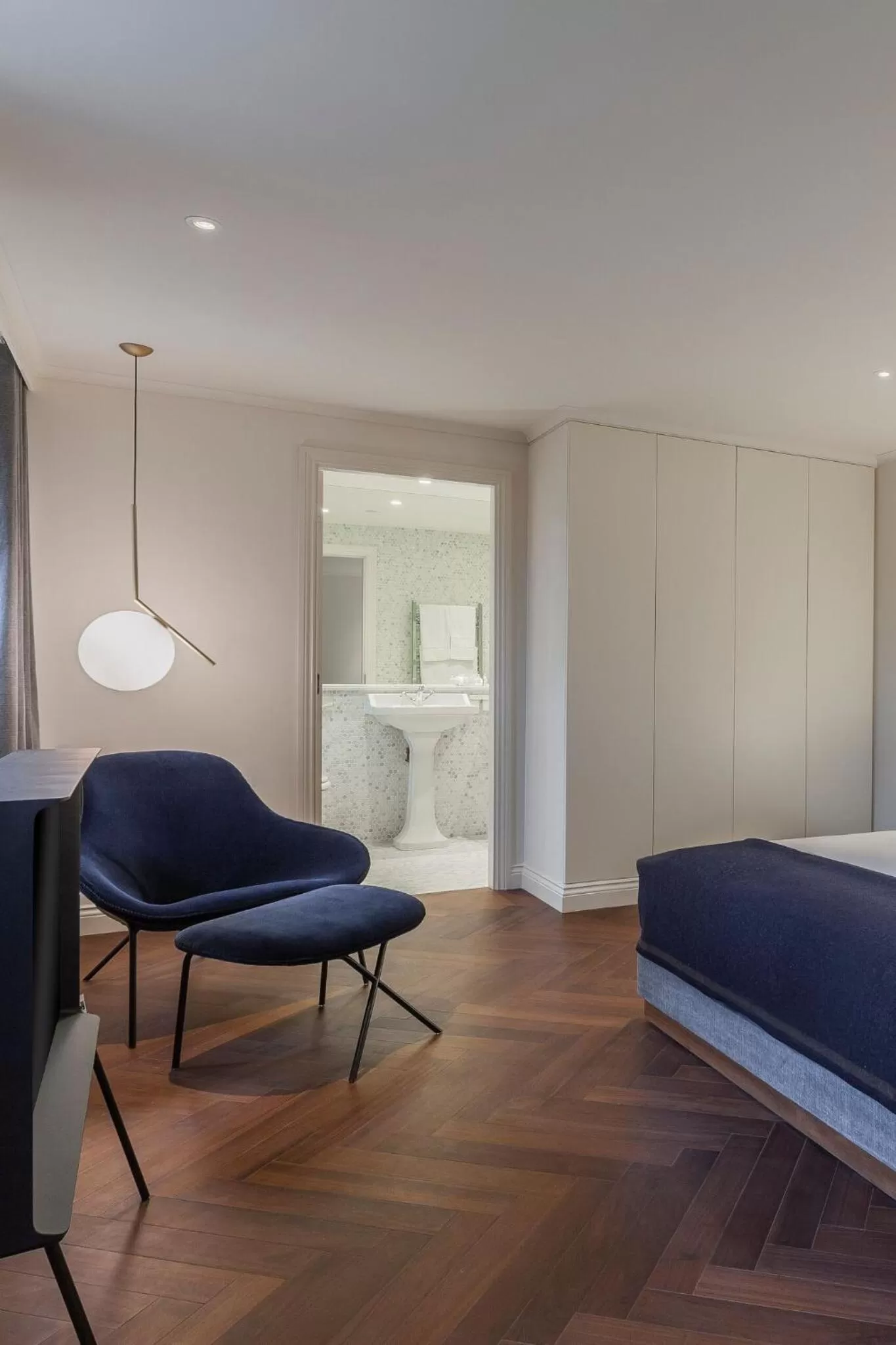 Bed in The Roseate Reading