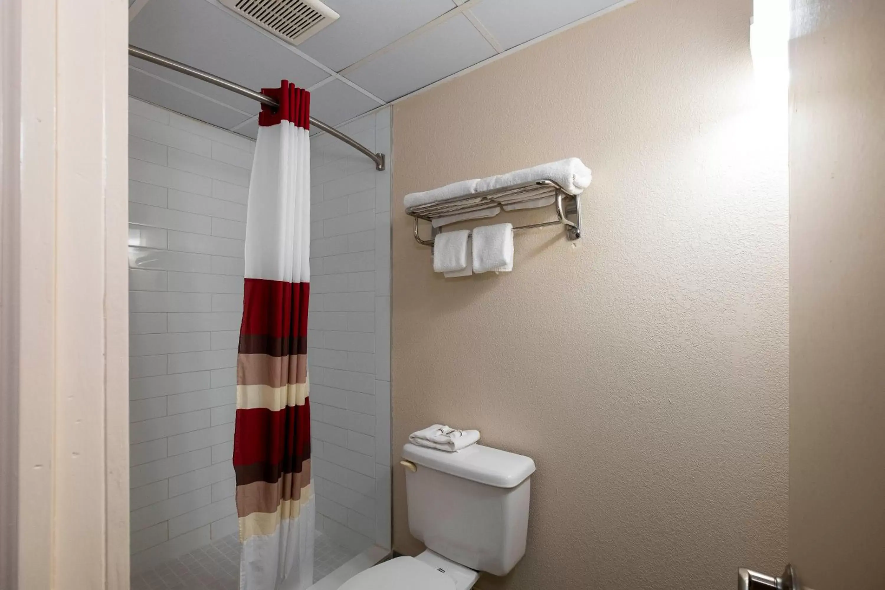 Bathroom in Red Roof Inn Neptune - Jersey Shore