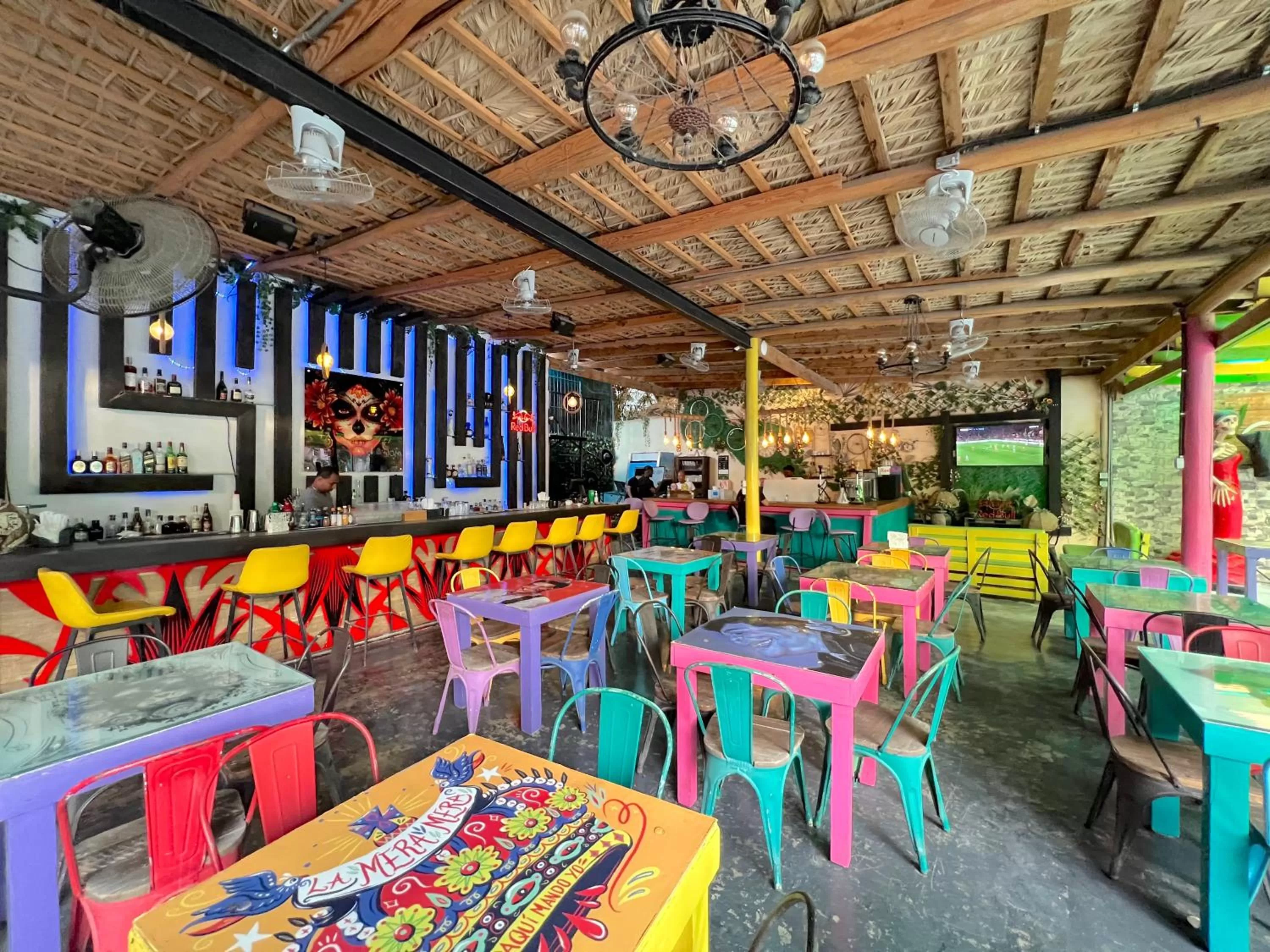 Restaurant/Places to Eat in Caribbean Suites with Rooftop pool