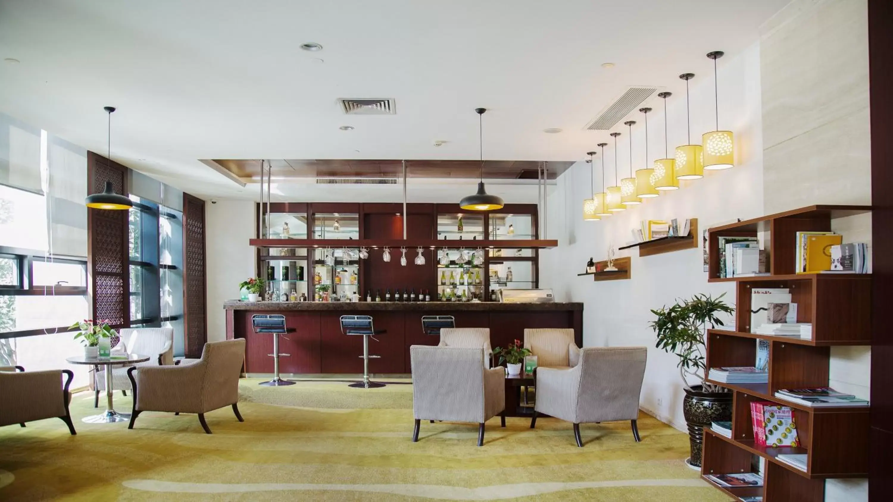 Lounge or bar, Lounge/Bar in Holiday Inn Hangzhou CBD, an IHG Hotel