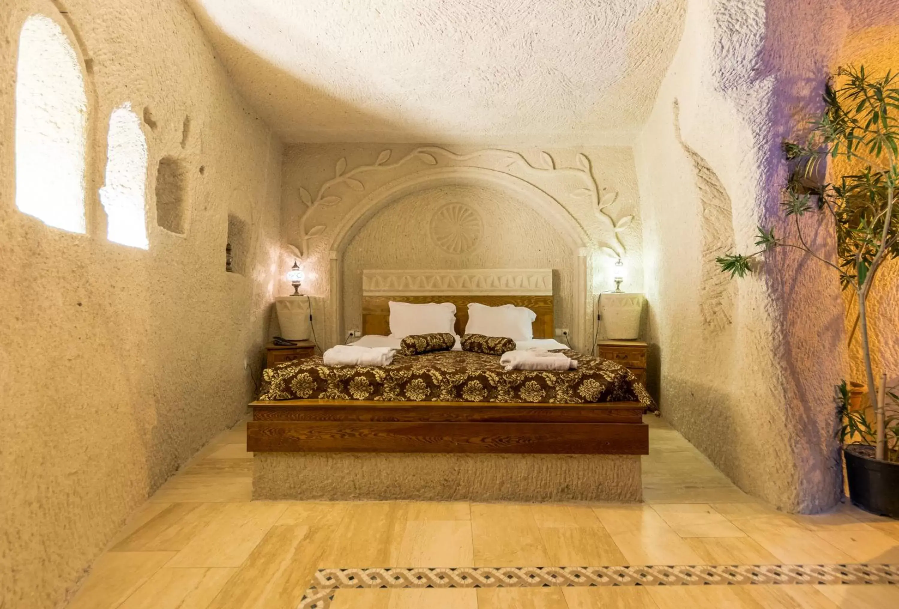 Bed, Restaurant/Places to Eat in Elite Cave Suites