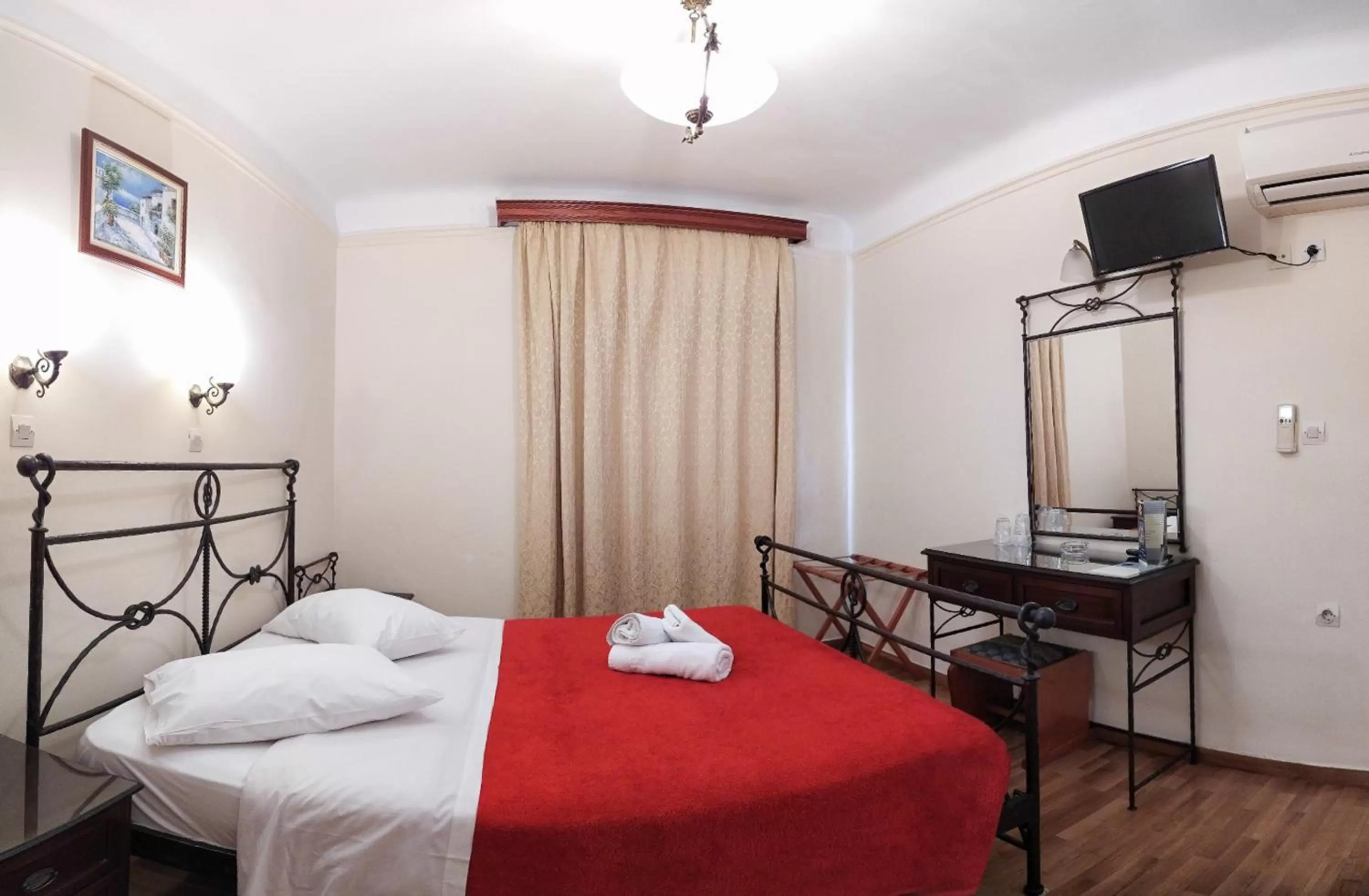 Bedroom, Bed in Cecil Hotel