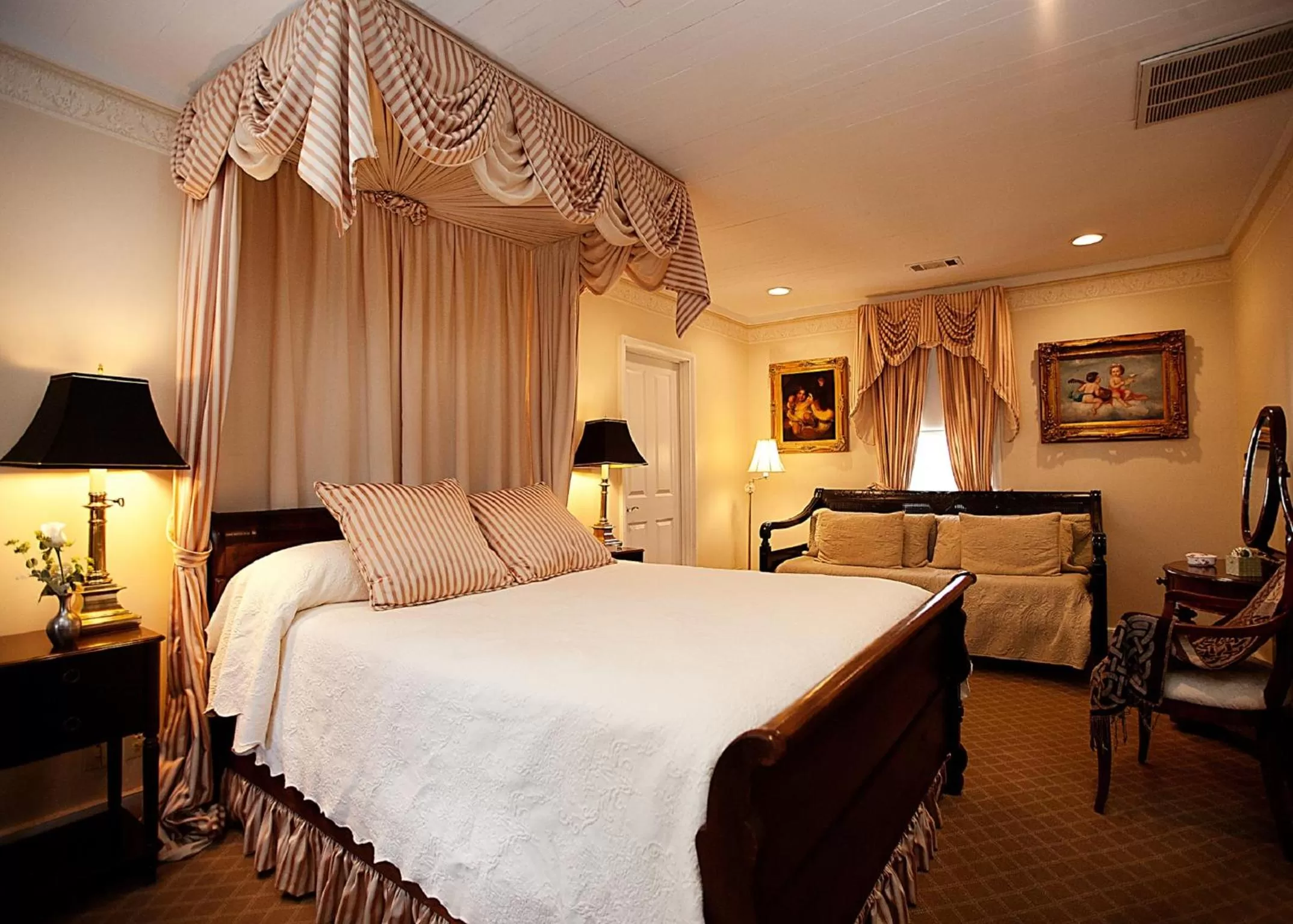 Bedroom, Bed in Monmouth Historic Inn