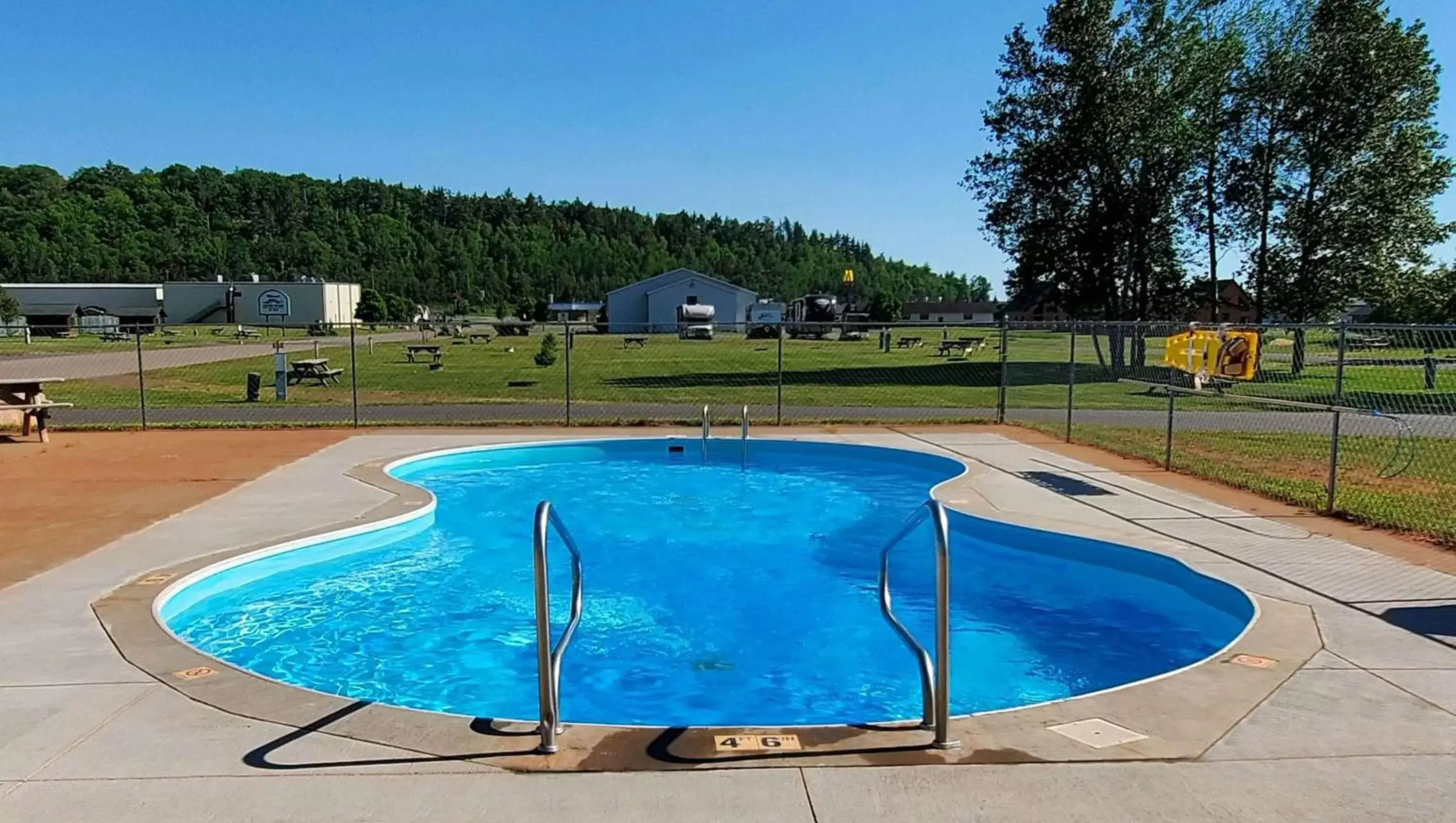 Swimming Pool in Jasper Ridge Inn Ishpeming