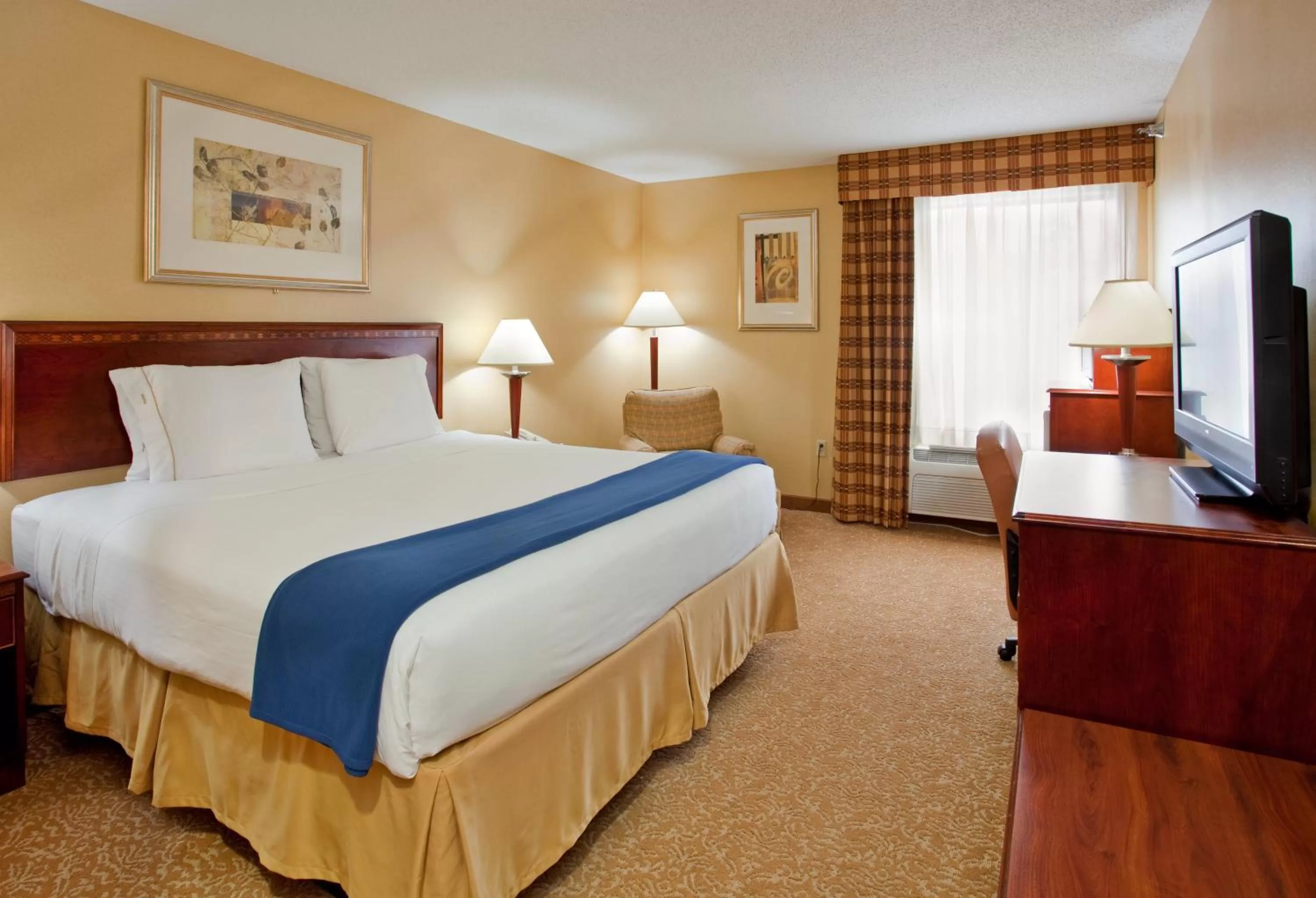 Photo of the whole room, Bed in Holiday Inn Express Hotel & Suites Fenton/I-44 by IHG