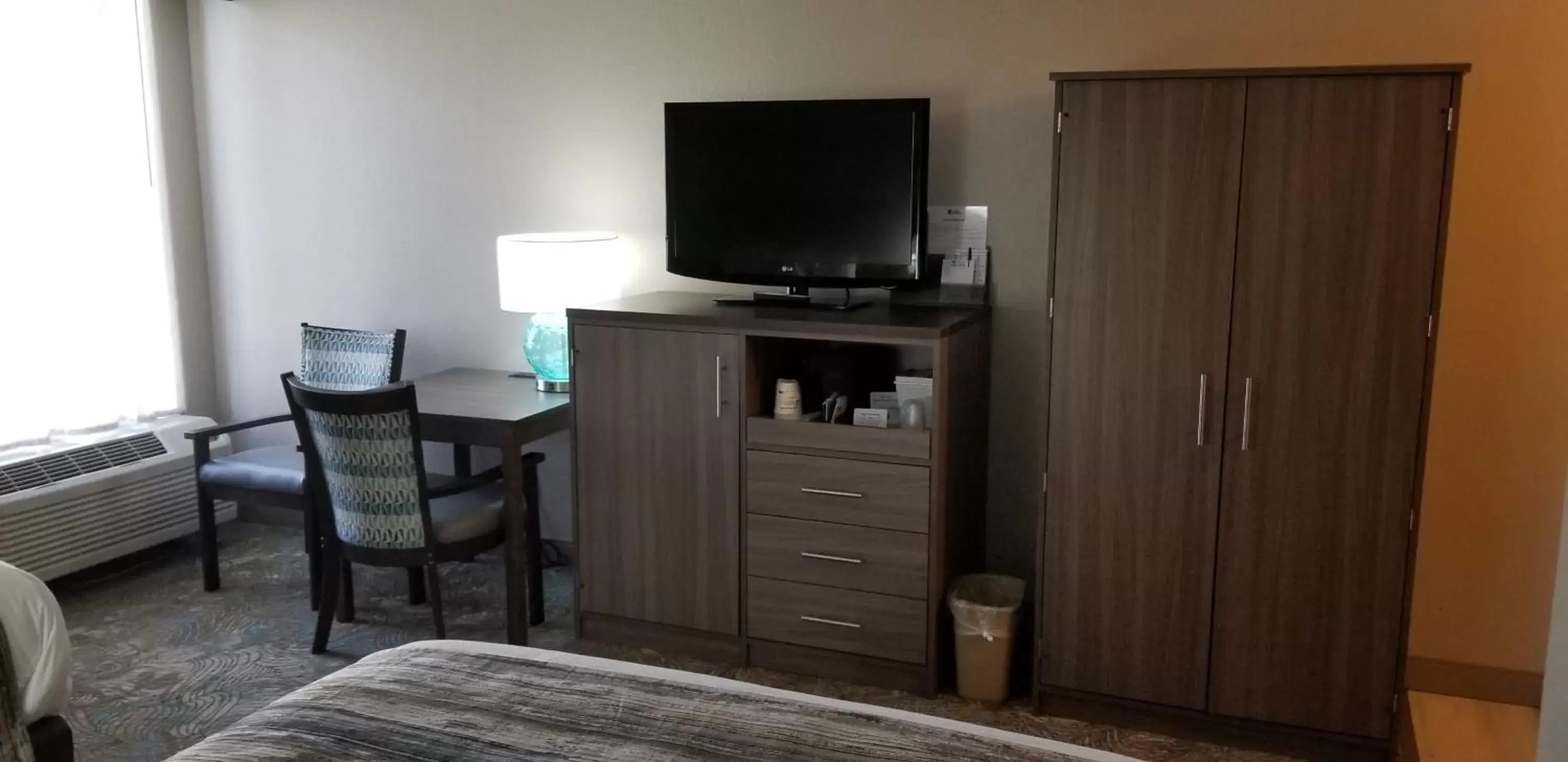 TV and multimedia, TV/Entertainment Center in Best Western Intracoastal Inn