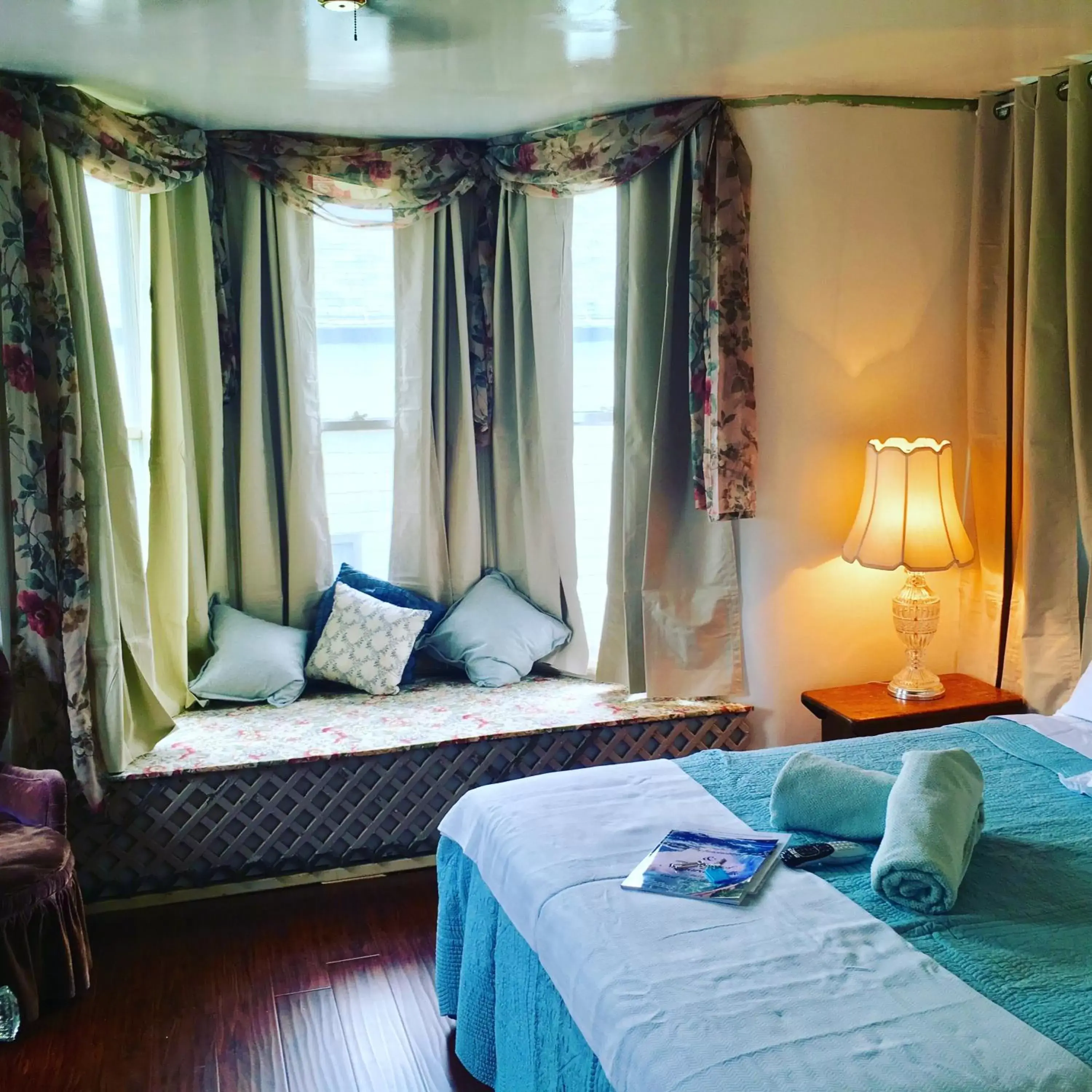 Bed in Aaron House of Niagara Falls