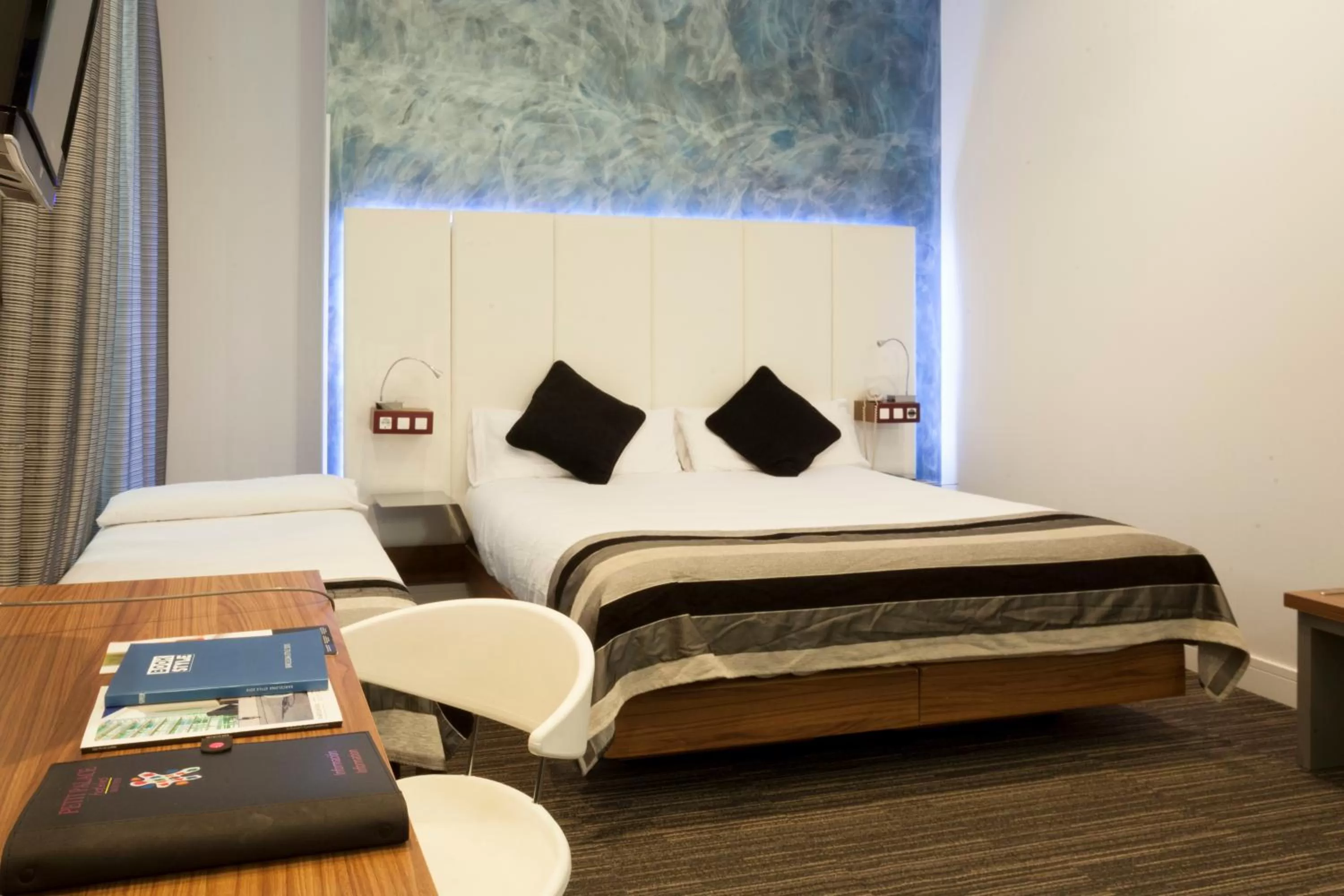 Triple Room in Petit Palace Boqueria Garden