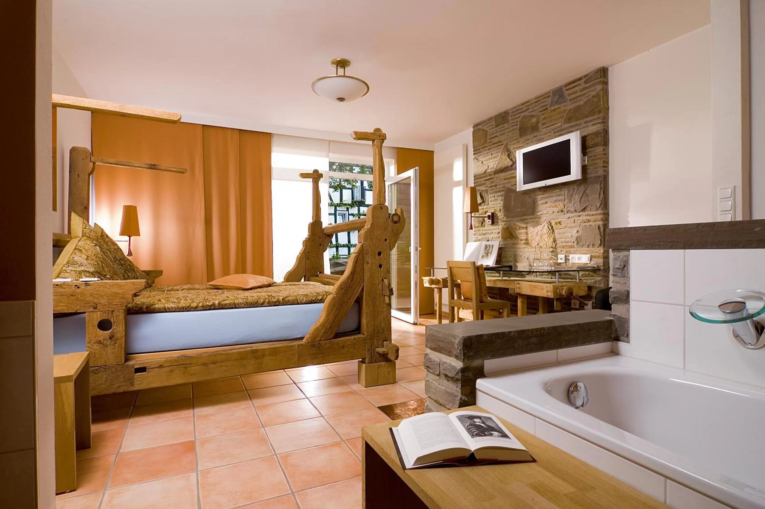 Photo of the whole room, Bed in Malerwinkel Hotel