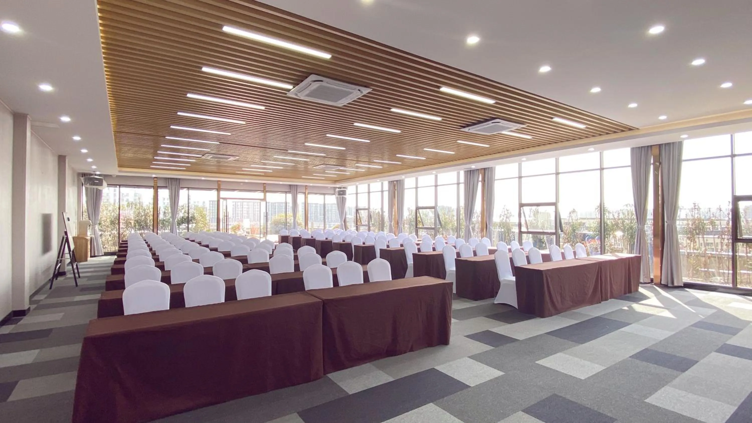 Meeting/conference room in Holiday Inn Express Shanghai Hongqiao North by IHG