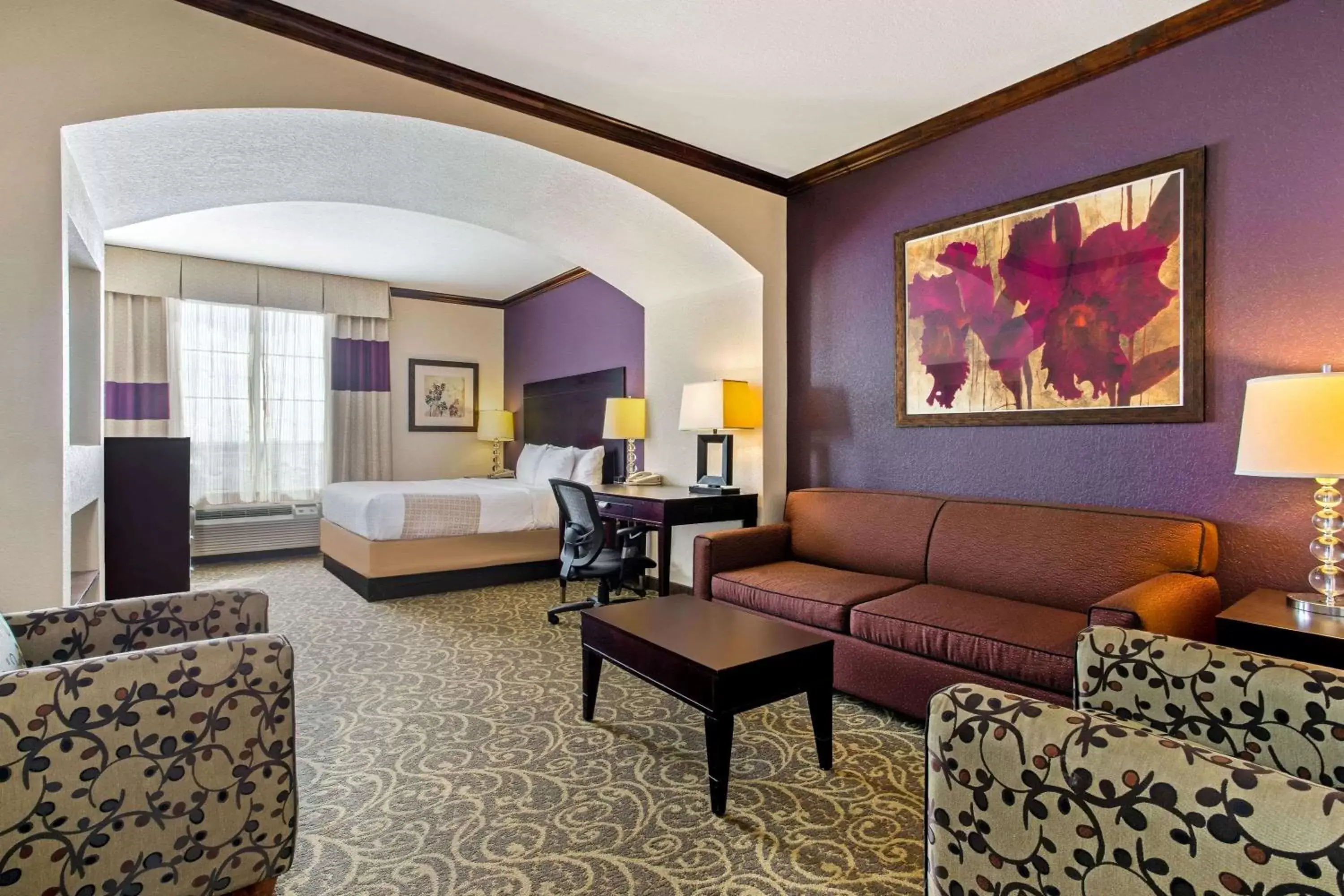 Photo of the whole room, Seating Area in La Quinta by Wyndham Burleson