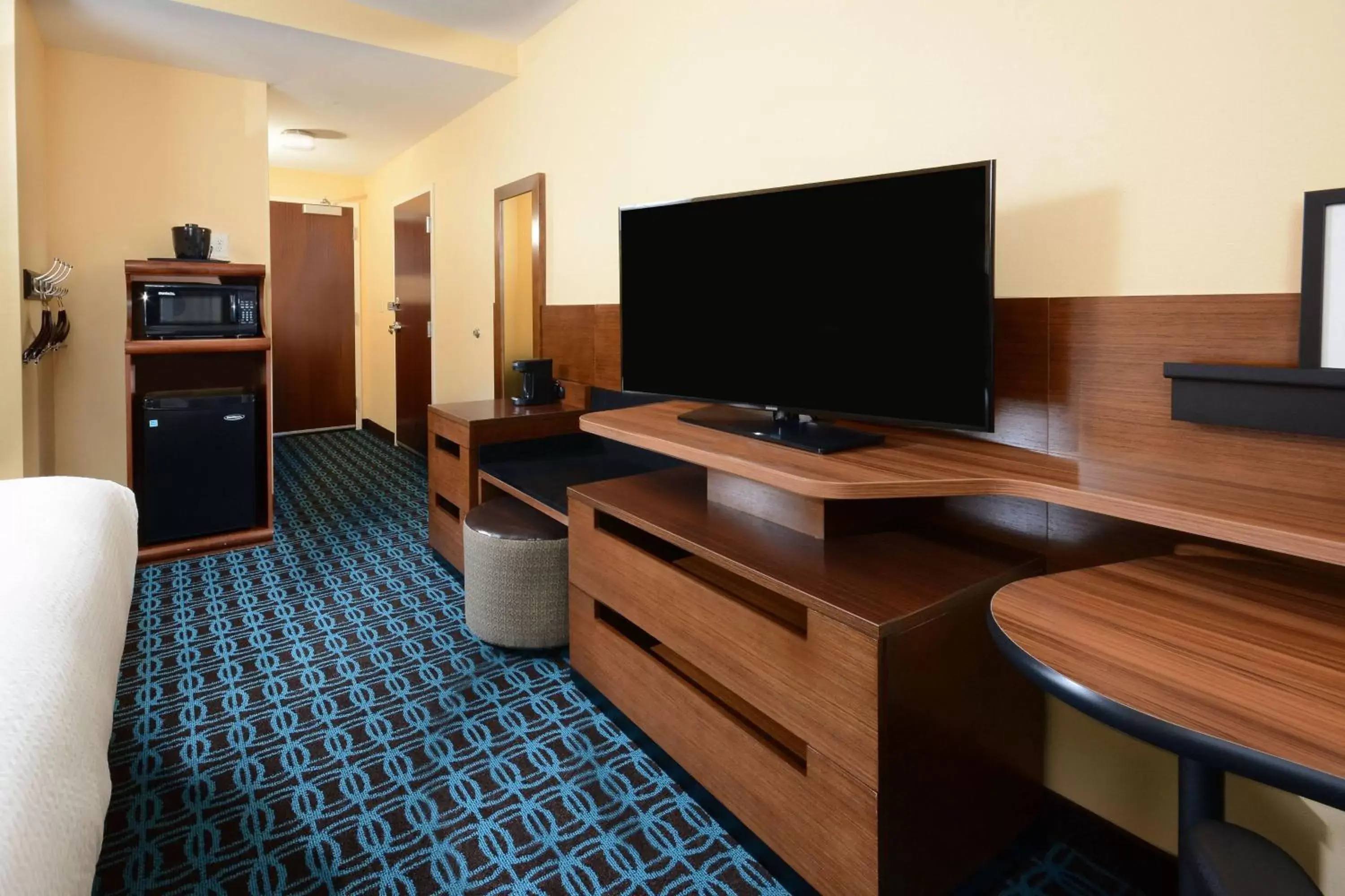 Bathroom, TV/Entertainment Center in Fairfield Inn & Suites by Marriott Raleigh Capital Blvd./I-540