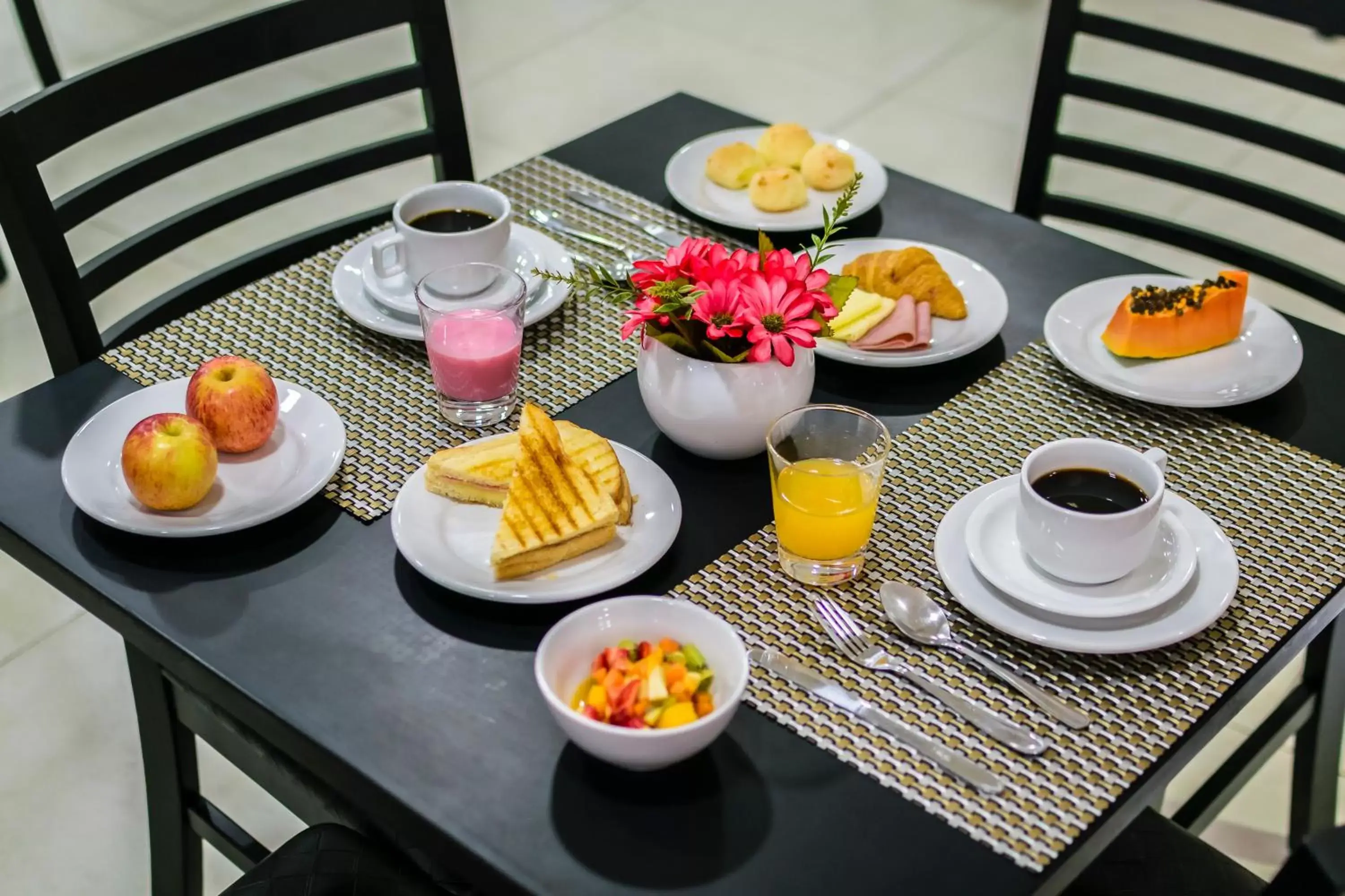 Buffet breakfast in Nacional Inn Porto Alegre - próximo ao Complexo Santa Casa e UFRGS