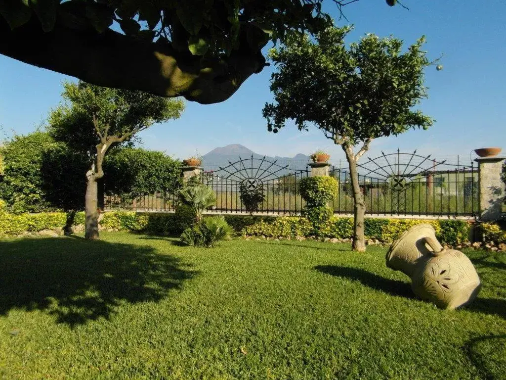 Mountain view, Garden in B&B Villa Lura Pompei