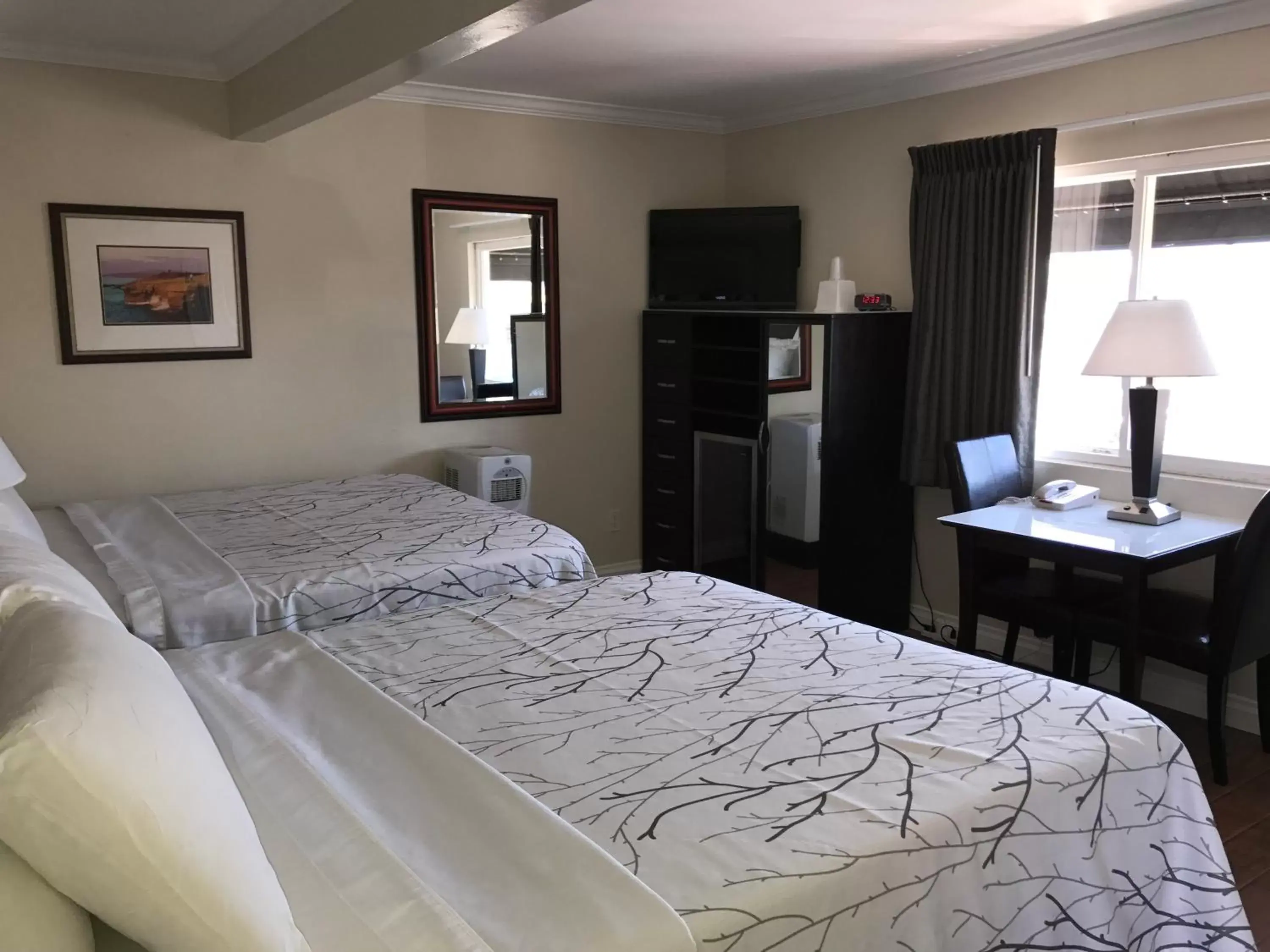 Photo of the whole room, Bed in Ocean Beach Hotel Photo of the whole room, Bed in Ocean Beach Hotel