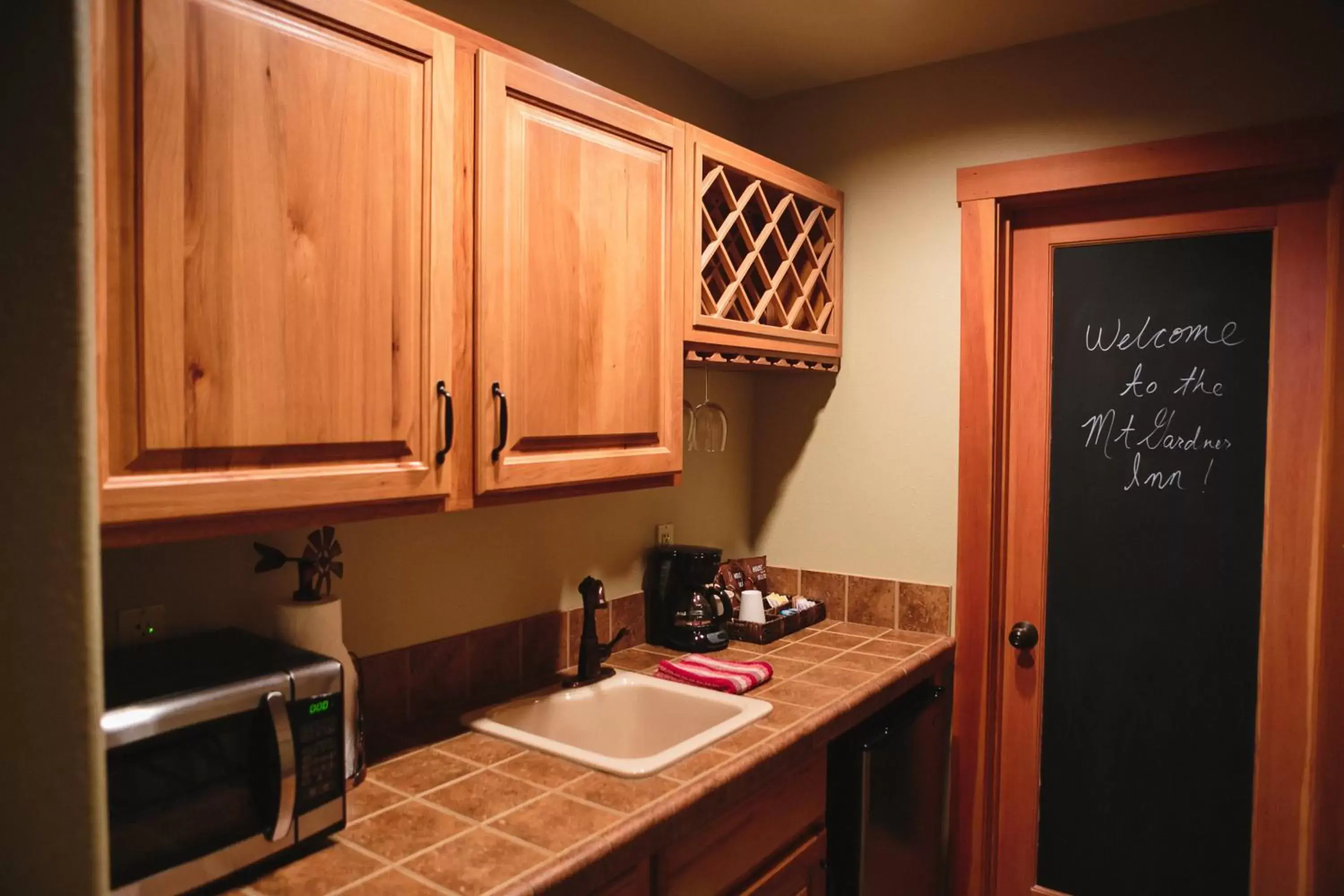 Kitchen or kitchenette, Kitchen/Kitchenette in Mt Gardner Inn