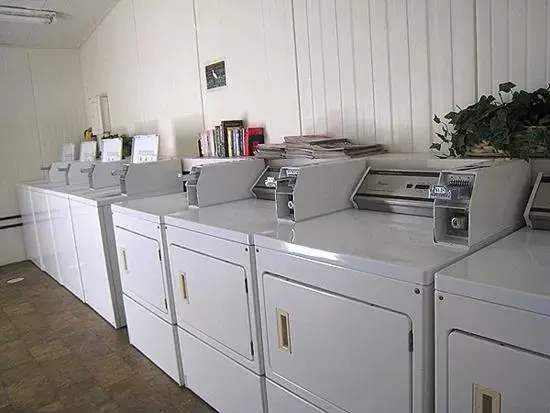 Kitchen/Kitchenette in Tropical Marina & Resort on Lake Beresford