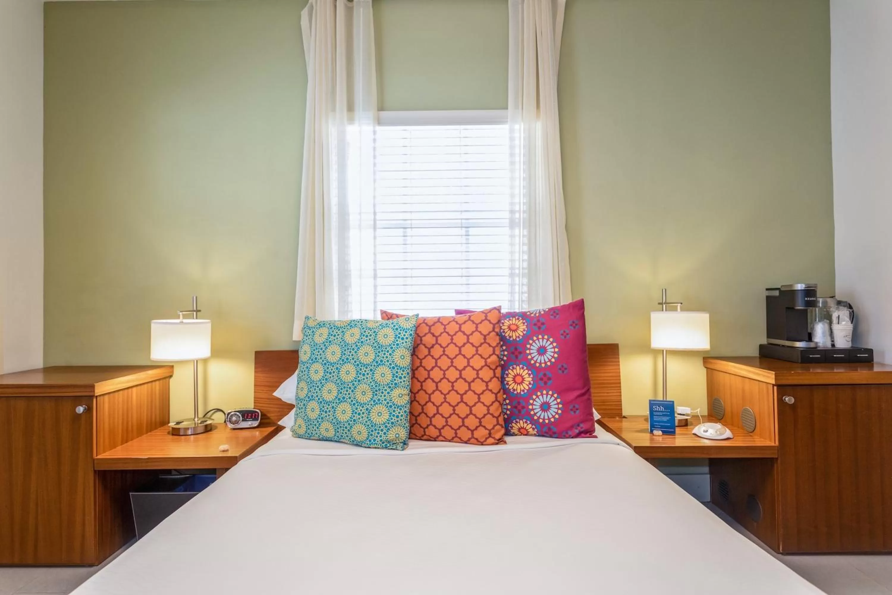 Accessible Queen Room (Self Check-in) in Kasa El Paseo Miami Beach