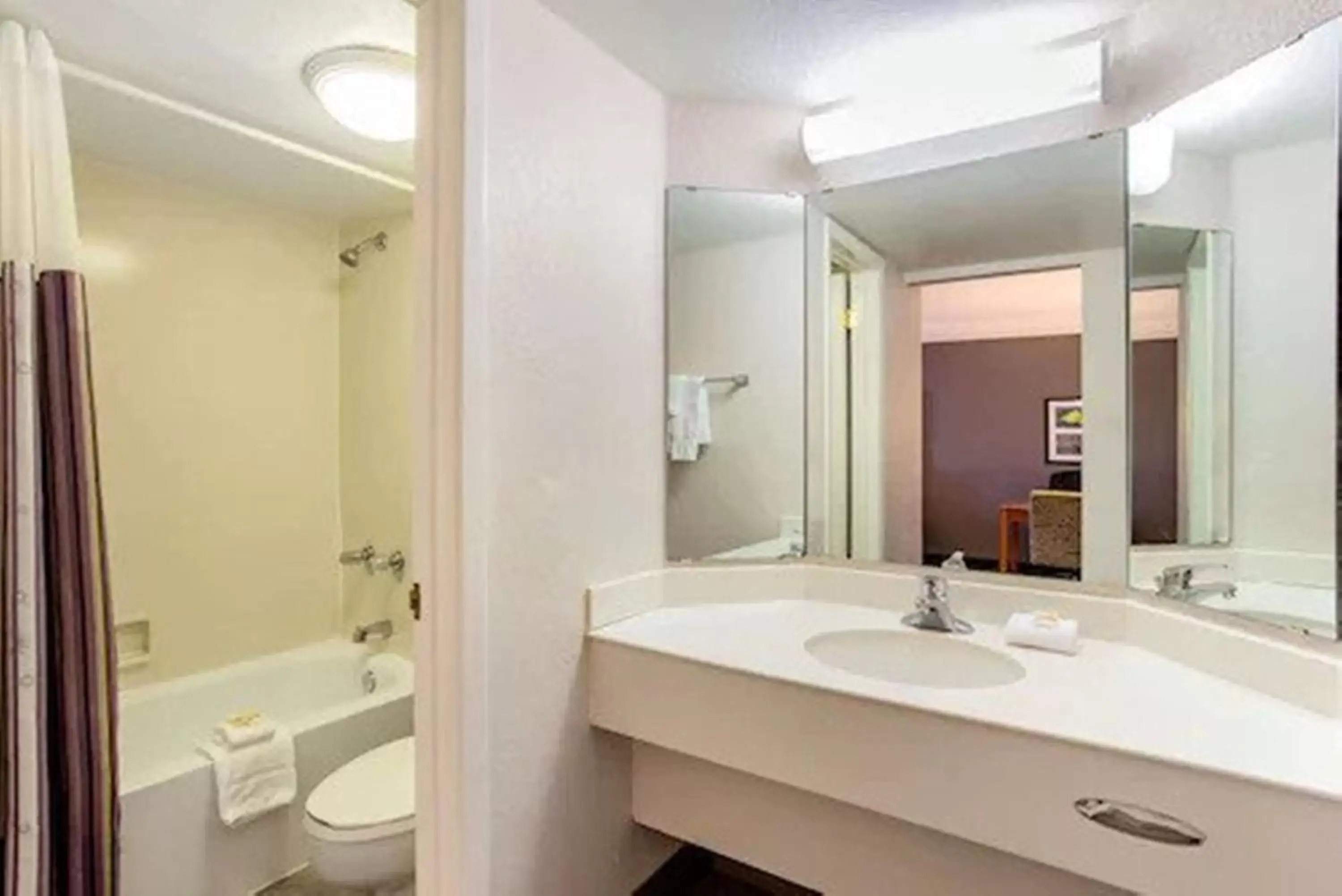 Bathroom in La Quinta Inn by Wyndham Champaign